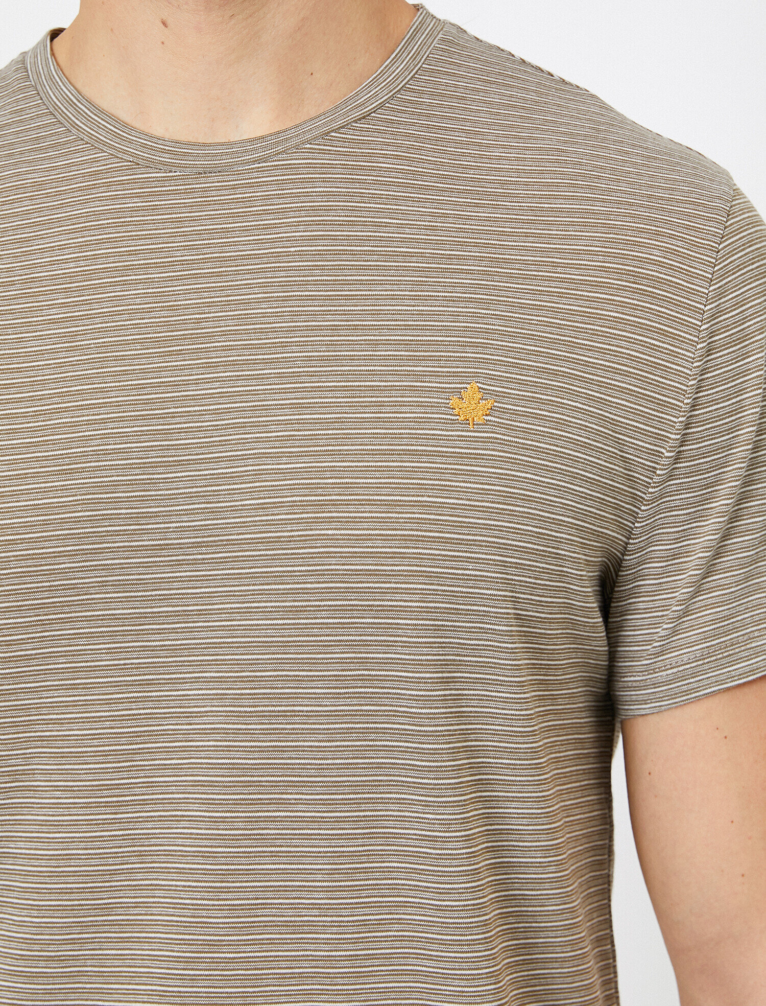 Bisiklet Yaka Çizgili Göğsü İşlemeli Slim Fit Tişört