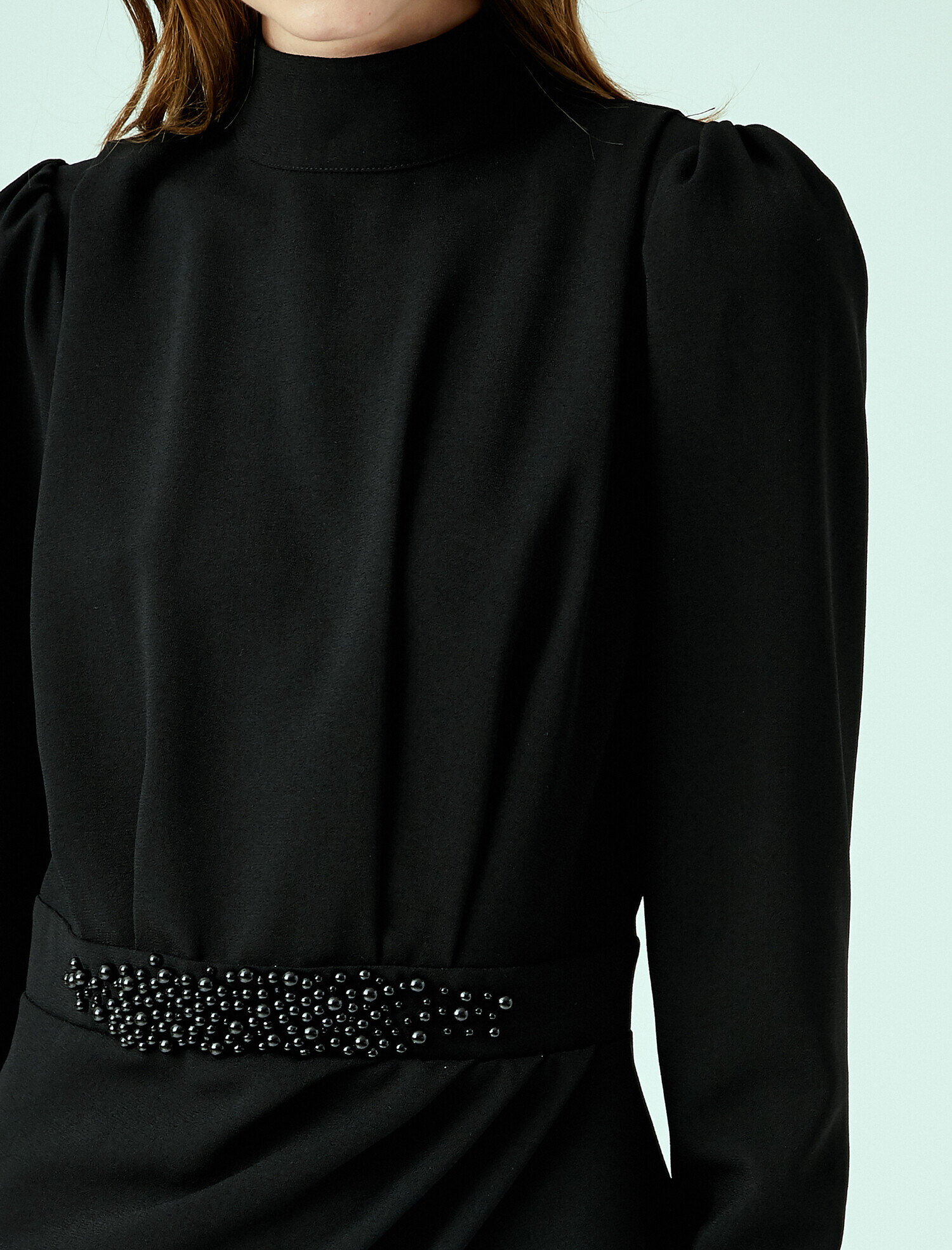 Vatkalı Abiye Elbise Dik Yaka Uzun Kollu İşleme Detaylı