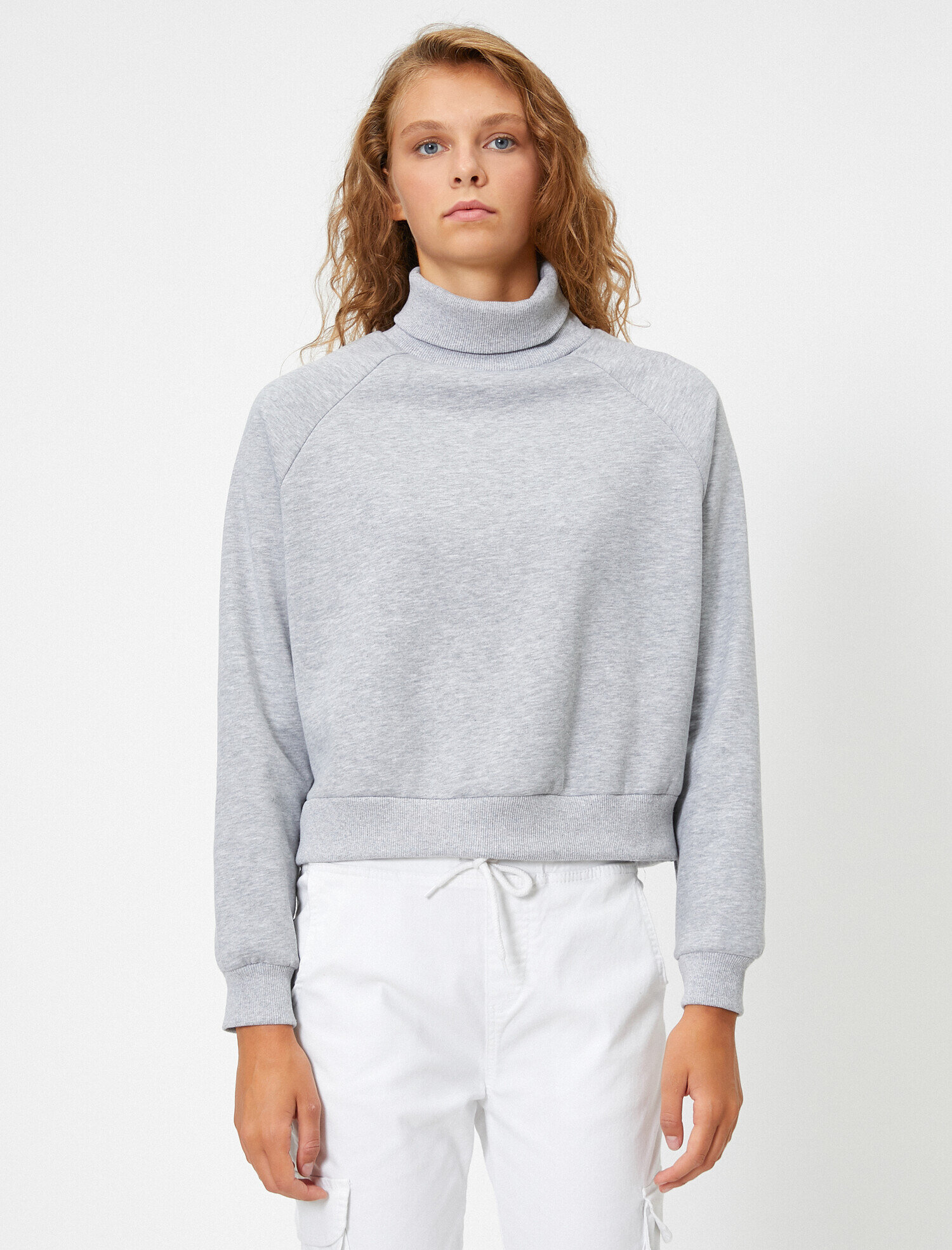   Boğazlı Uzun Kollu Basic Sweatshirt