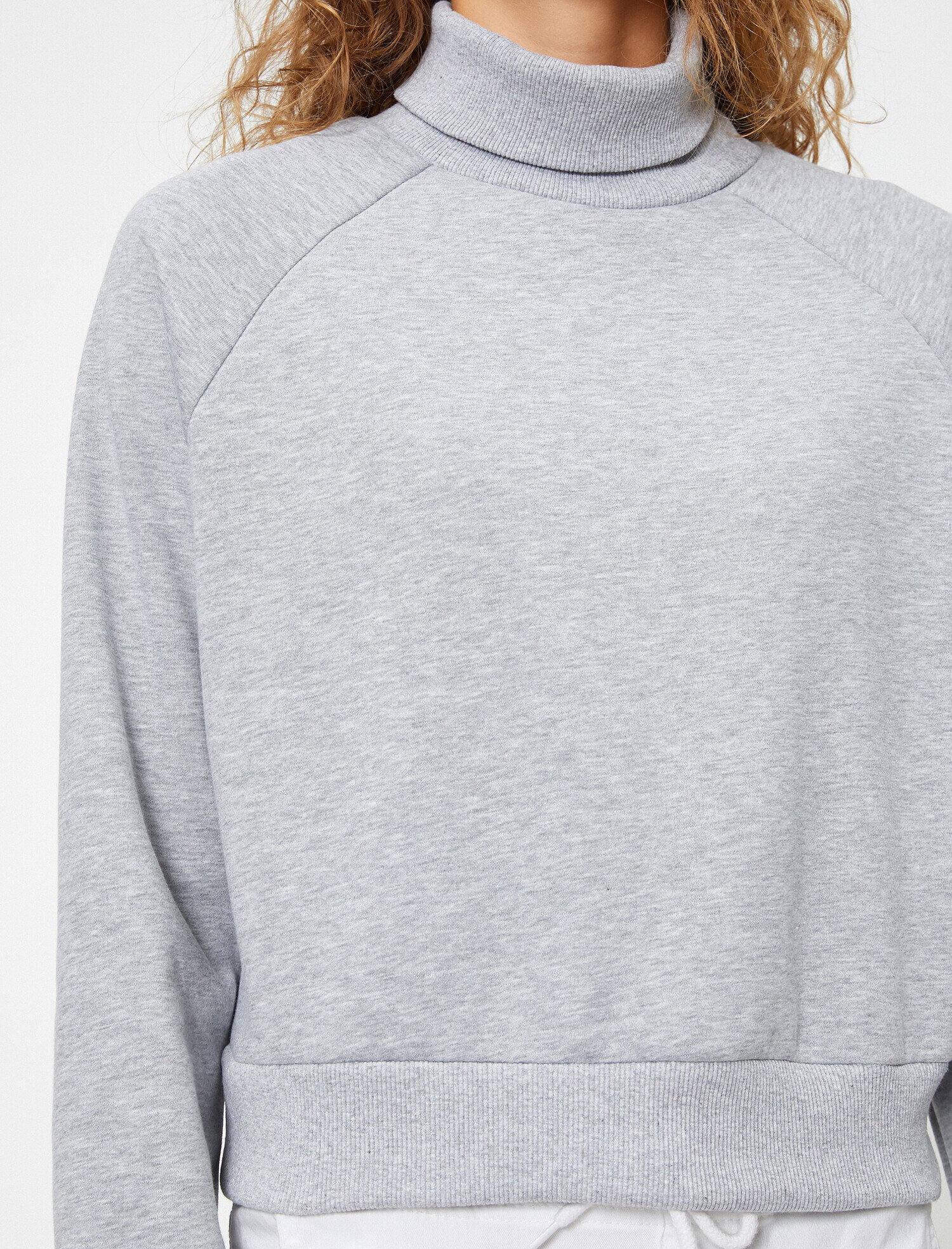   Boğazlı Uzun Kollu Basic Sweatshirt