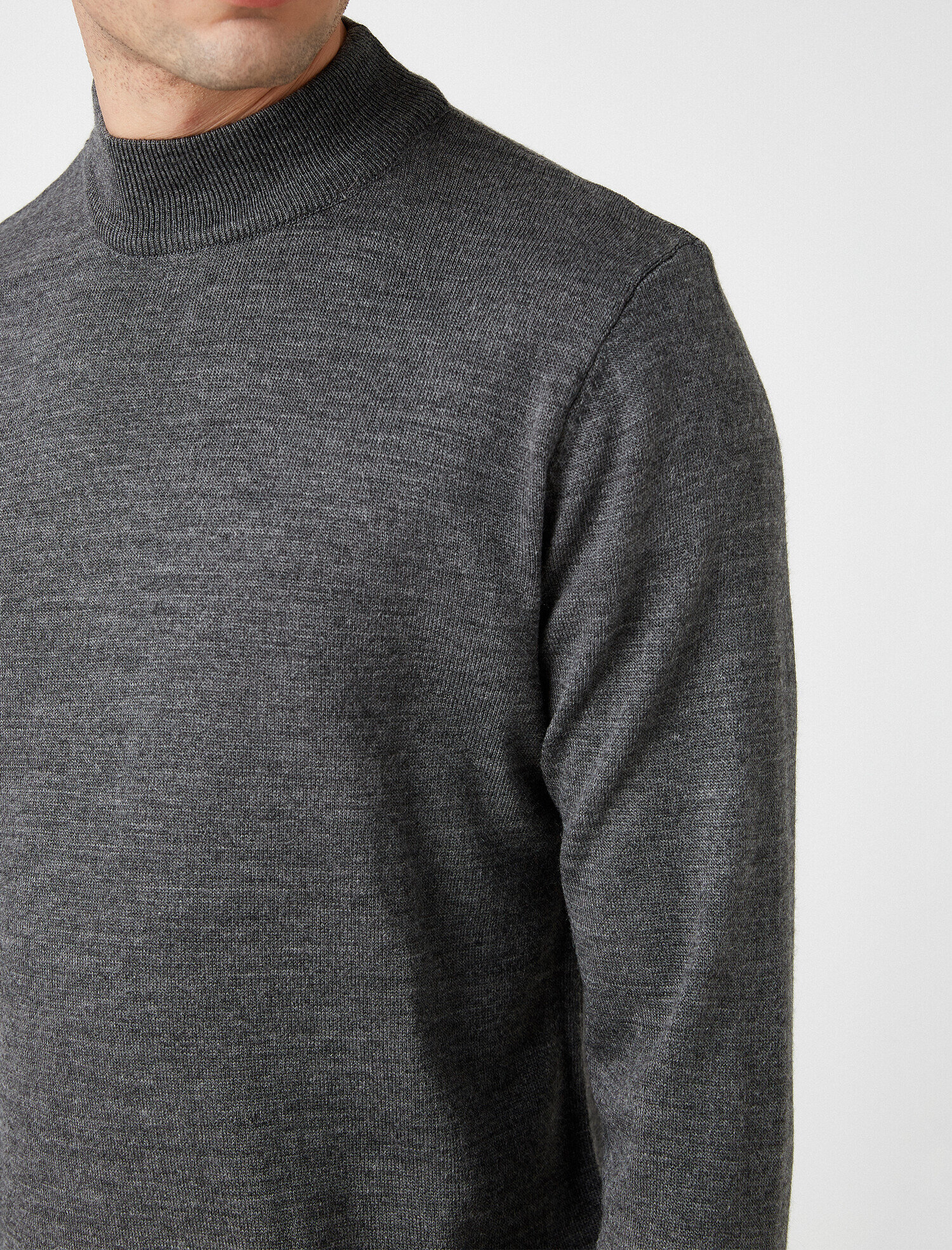   Uzun Kollu Dik Yaka Triko Kazak