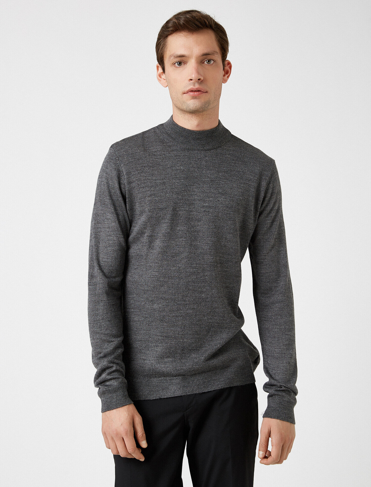   Uzun Kollu Dik Yaka Triko Kazak