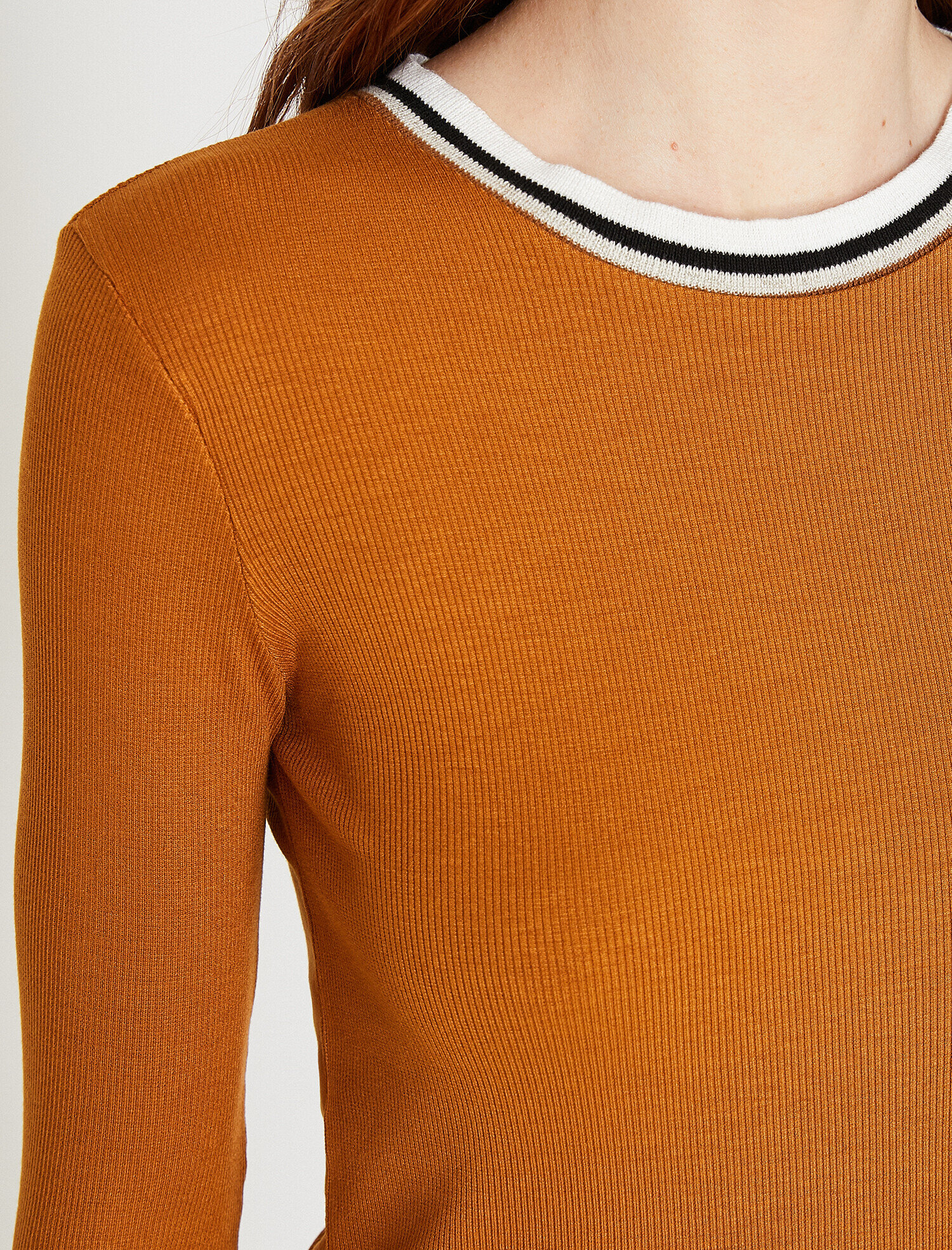   Yaka Detaylı Tişört