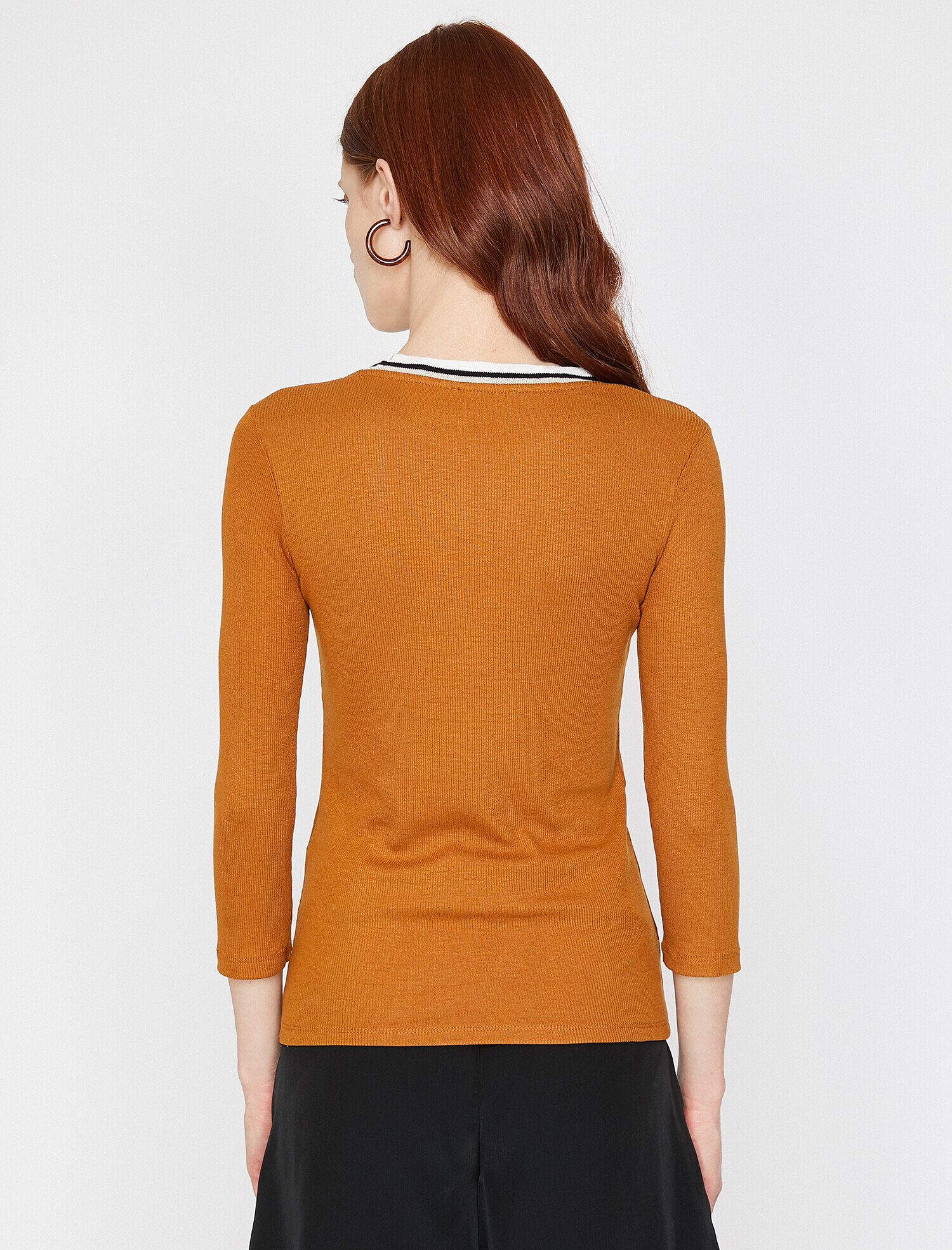   Yaka Detaylı Tişört