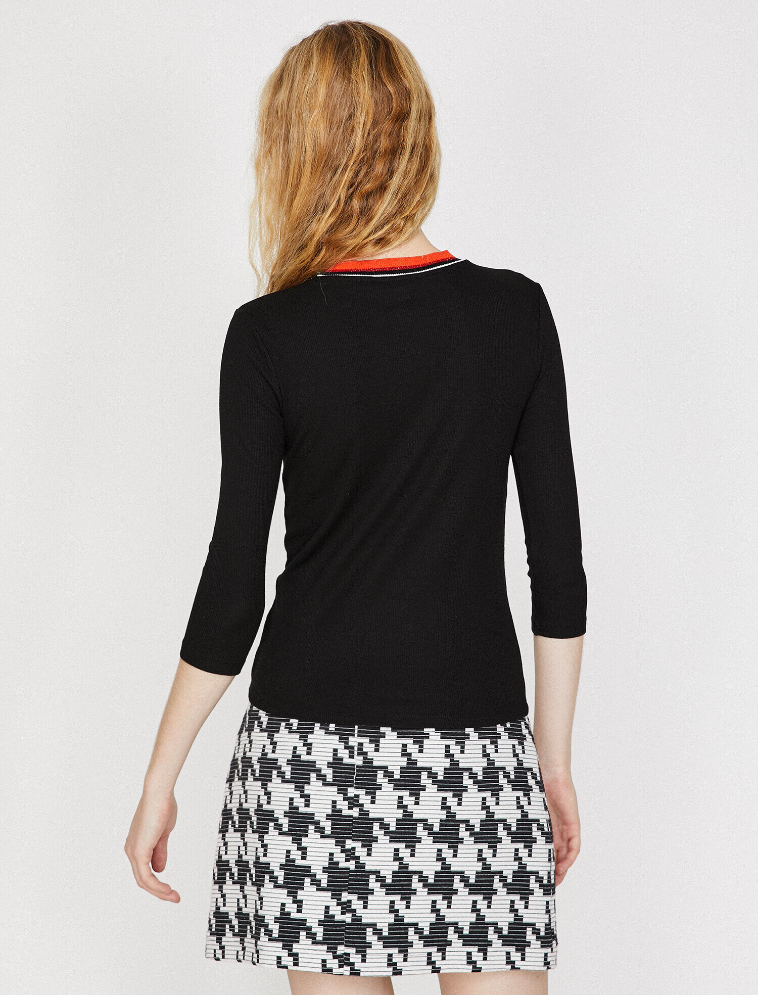   Yaka Detaylı Tişört