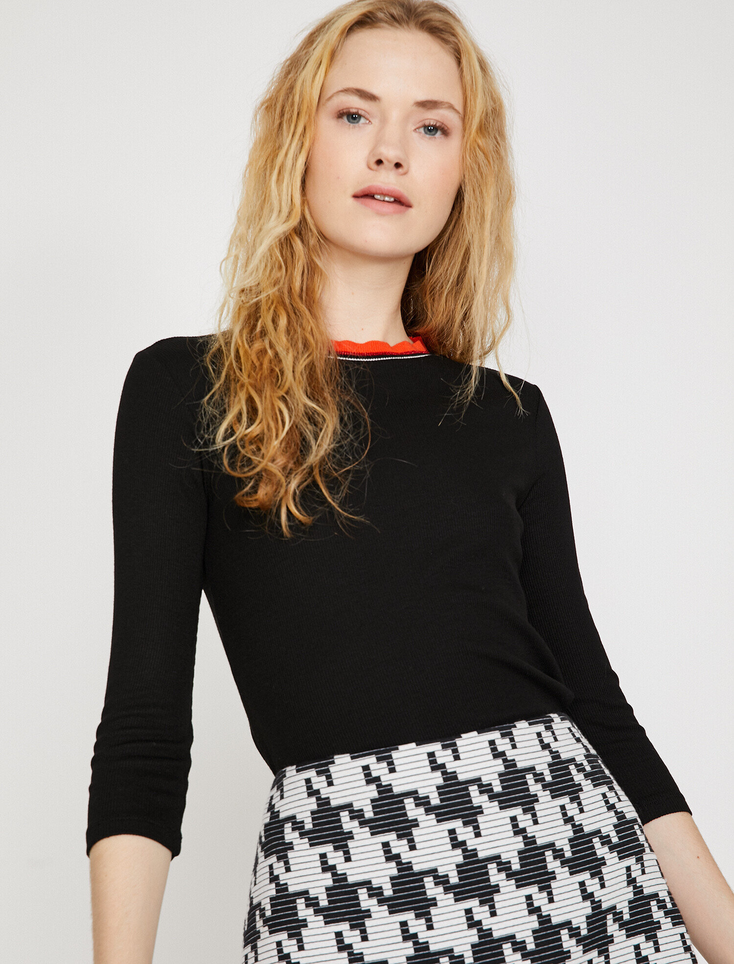   Yaka Detaylı Tişört