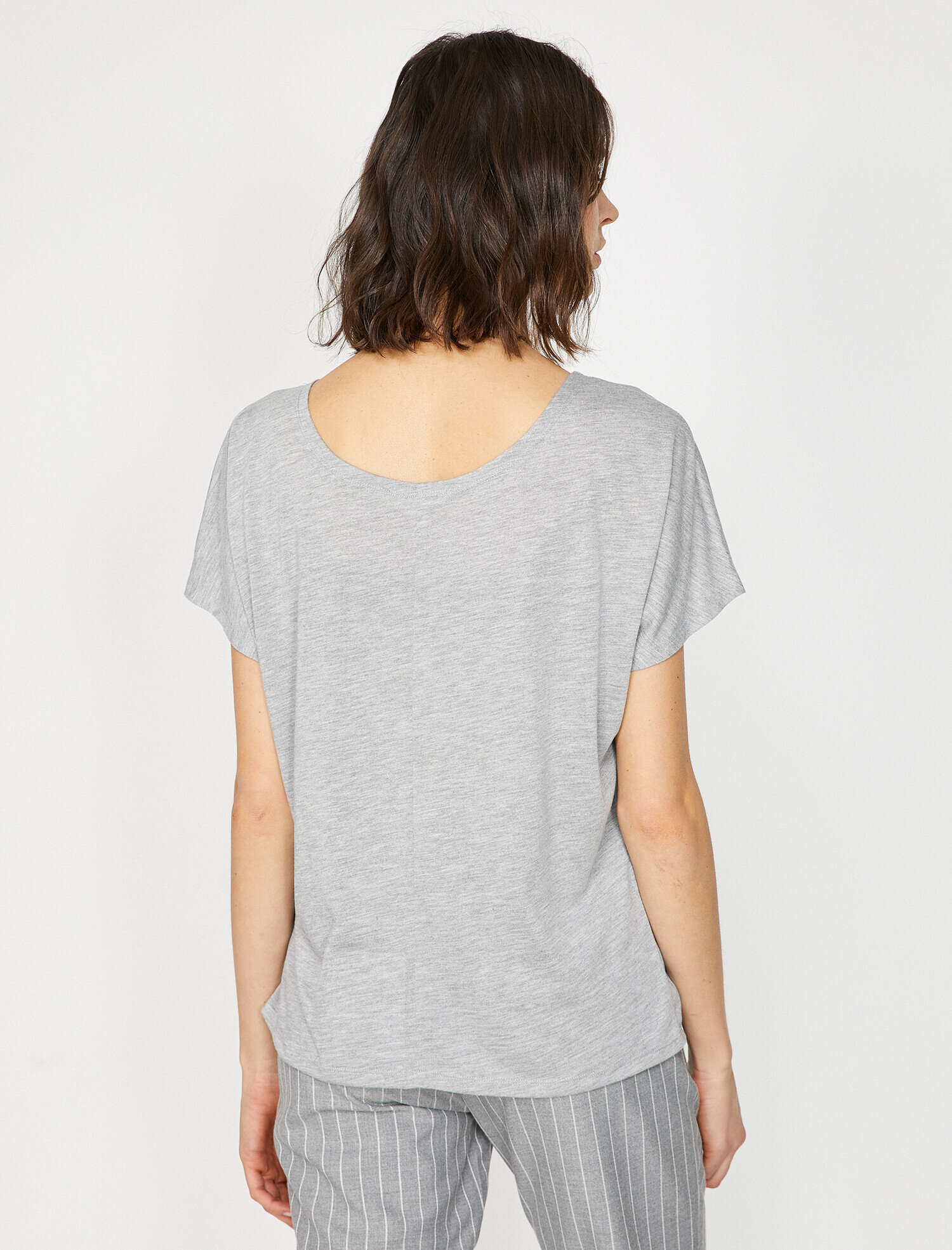   Pul Detaylı Tişört