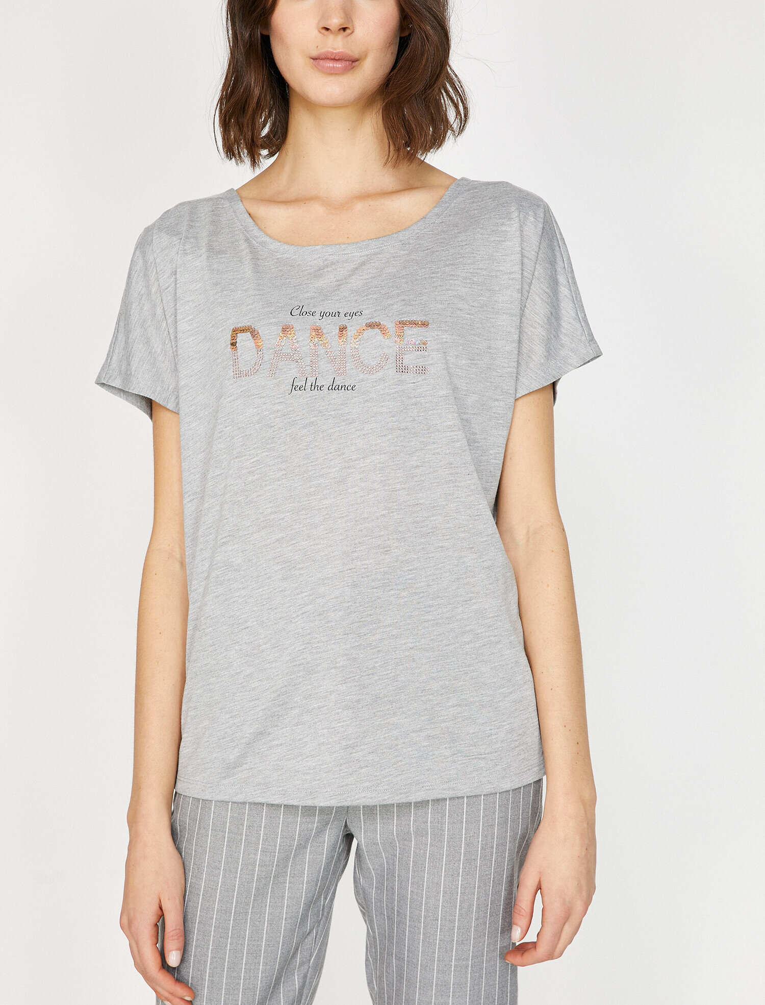   Pul Detaylı Tişört