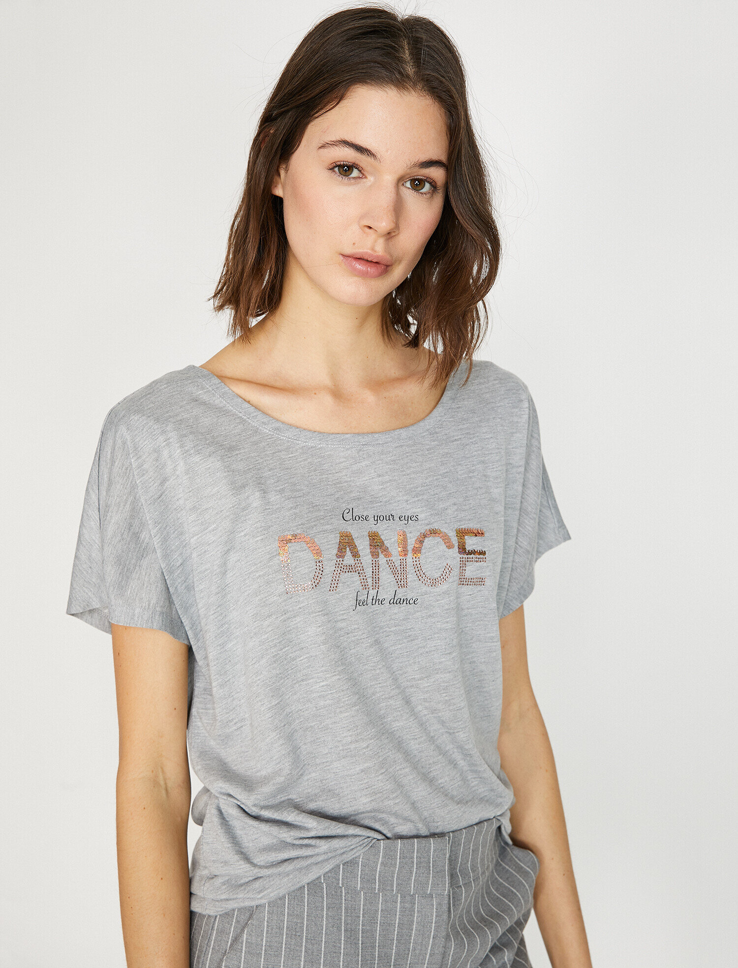   Pul Detaylı Tişört