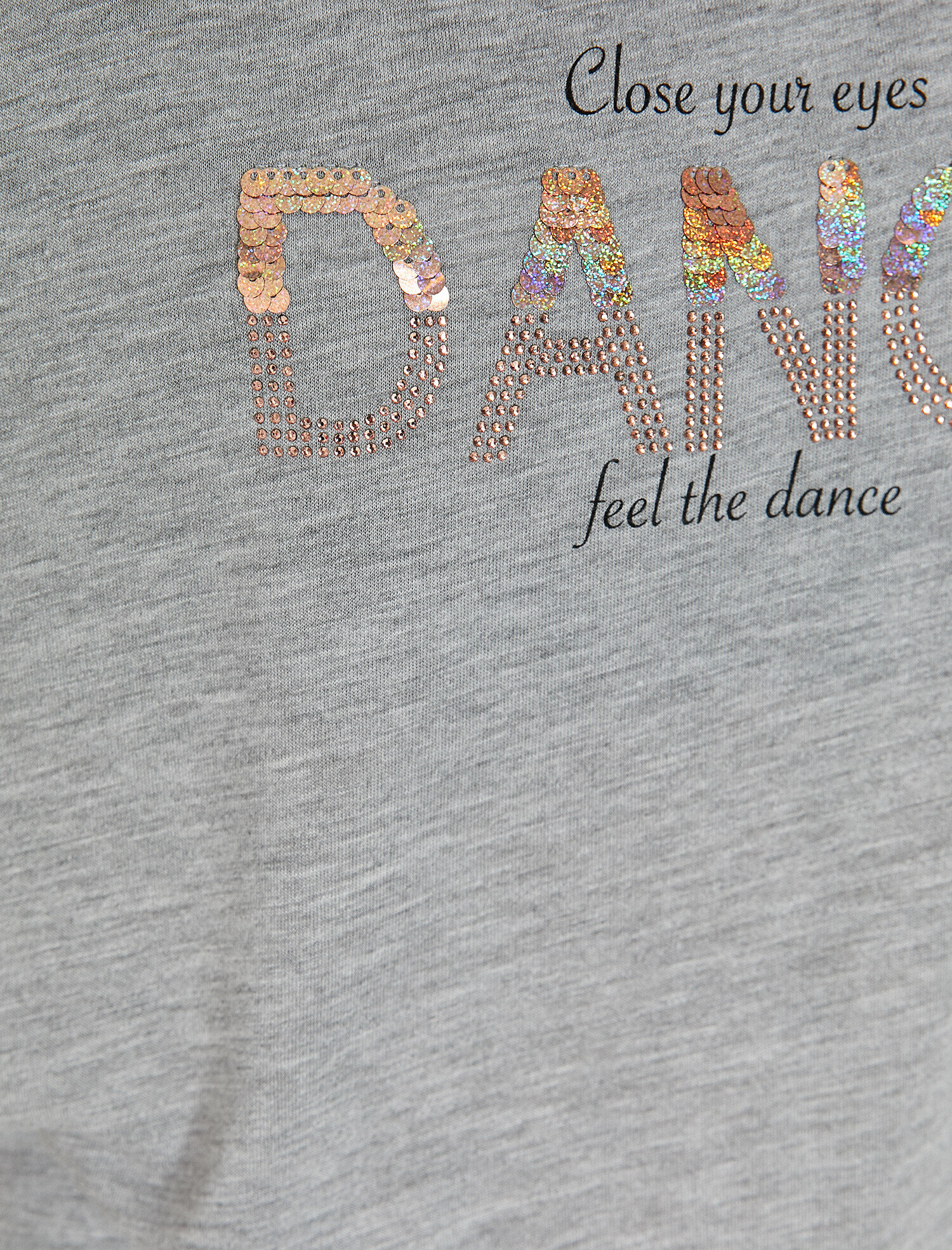   Pul Detaylı Tişört