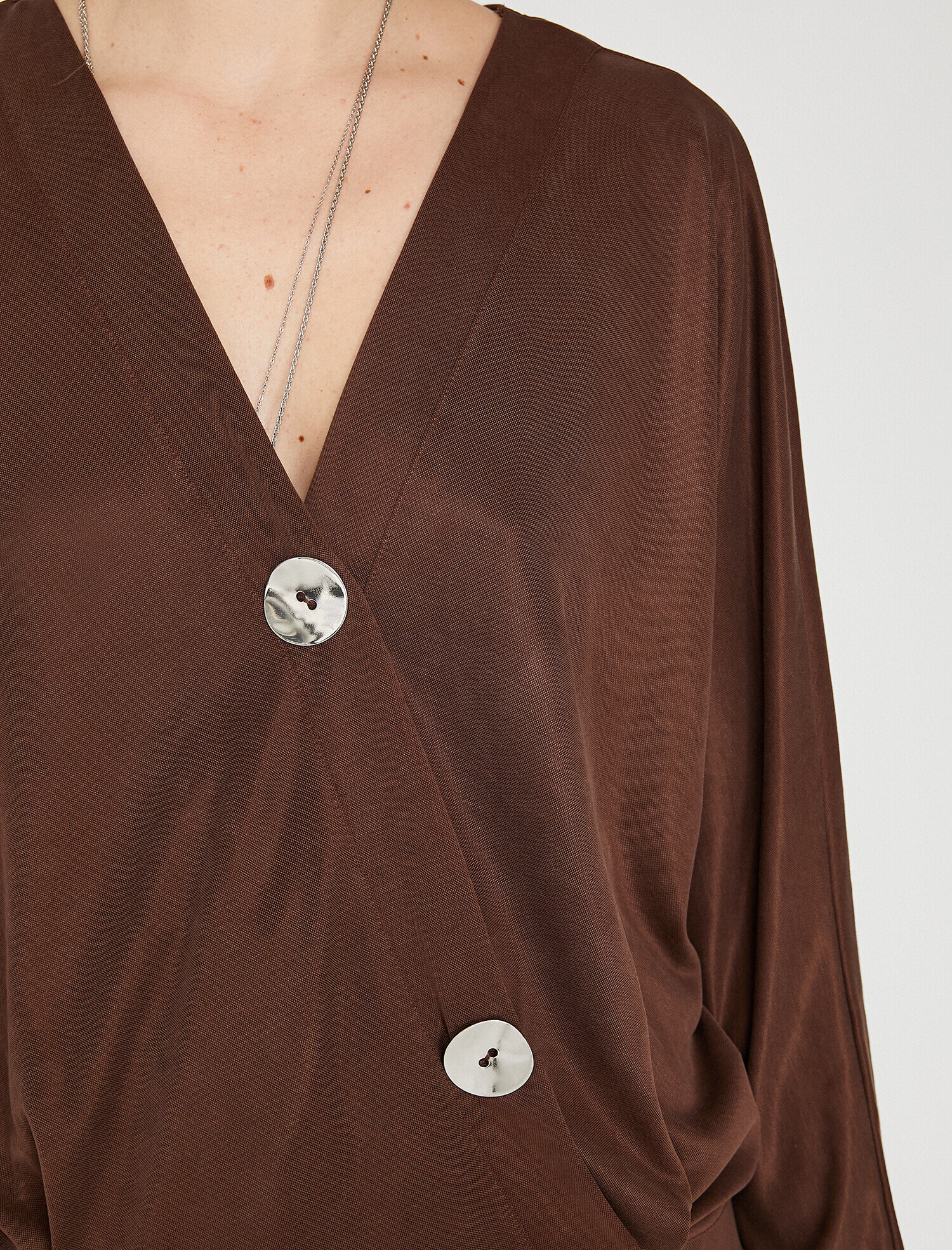   Düğme Detaylı Tişört