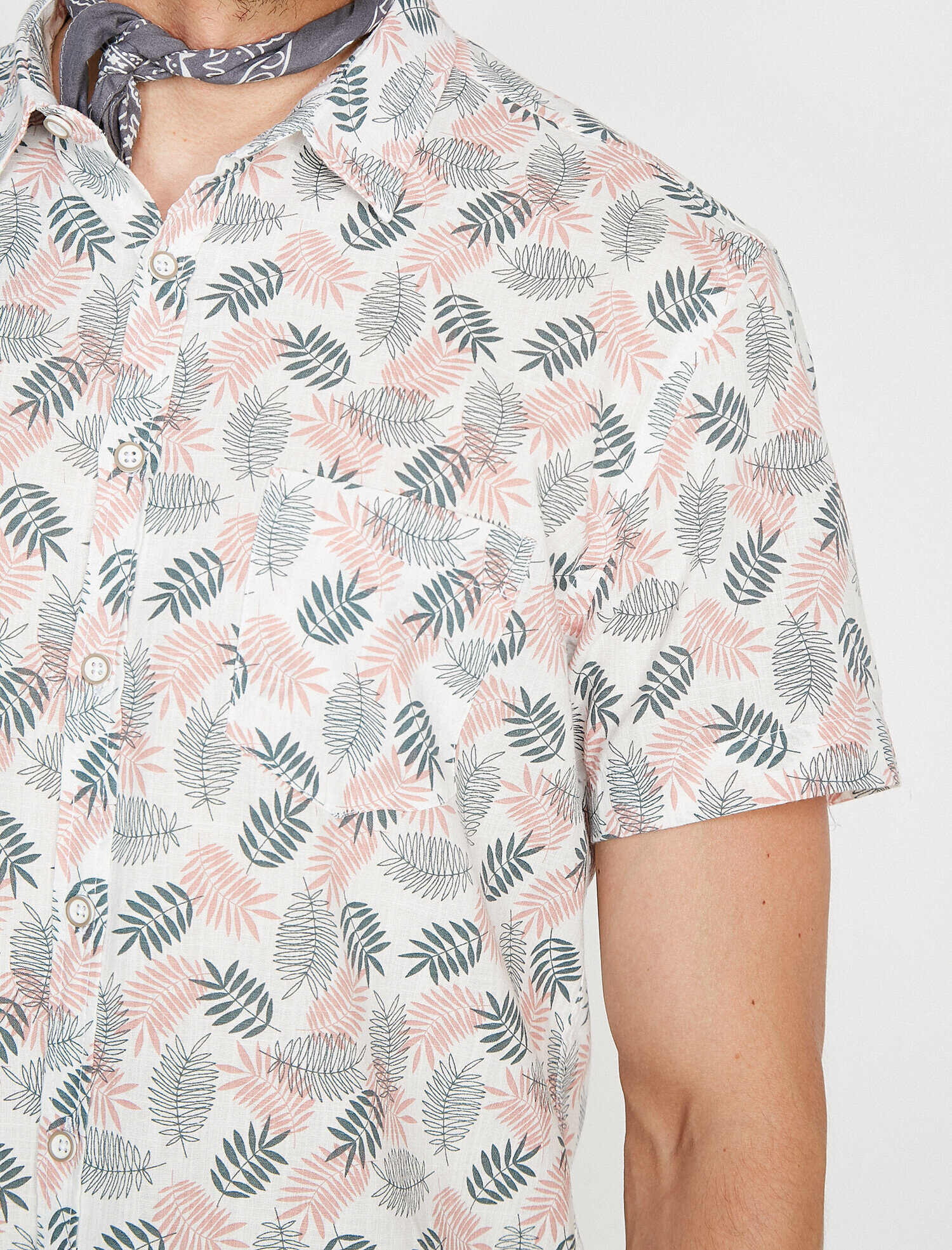   Yaprak Desenli Tek Cepli Kısa Kollu Gömlek