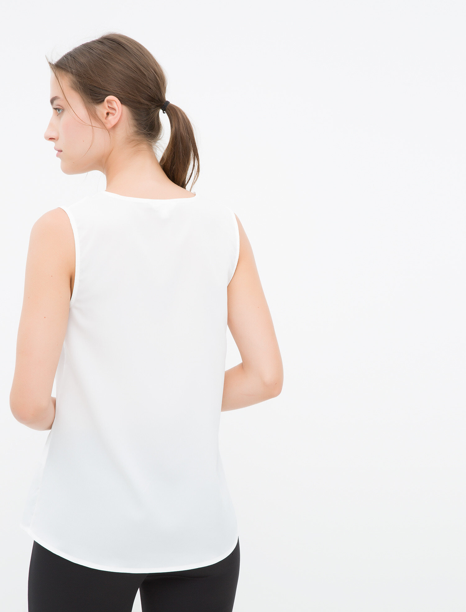   Zincir Detaylı Kolsuz Bluz