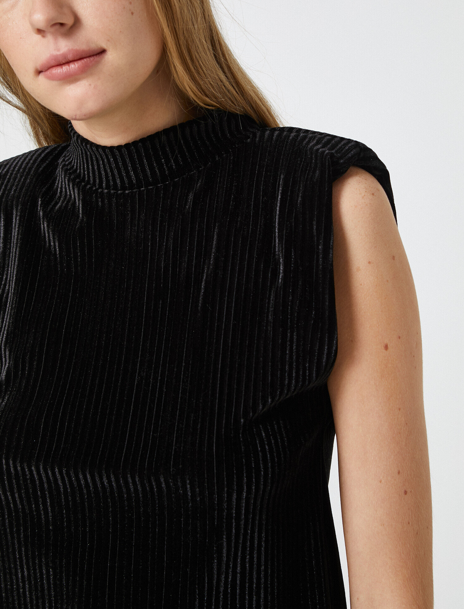   Vatkalı Dik Yaka Kadife Tişört