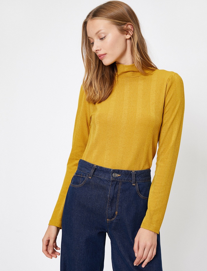  Yüksek Yaka Tişört