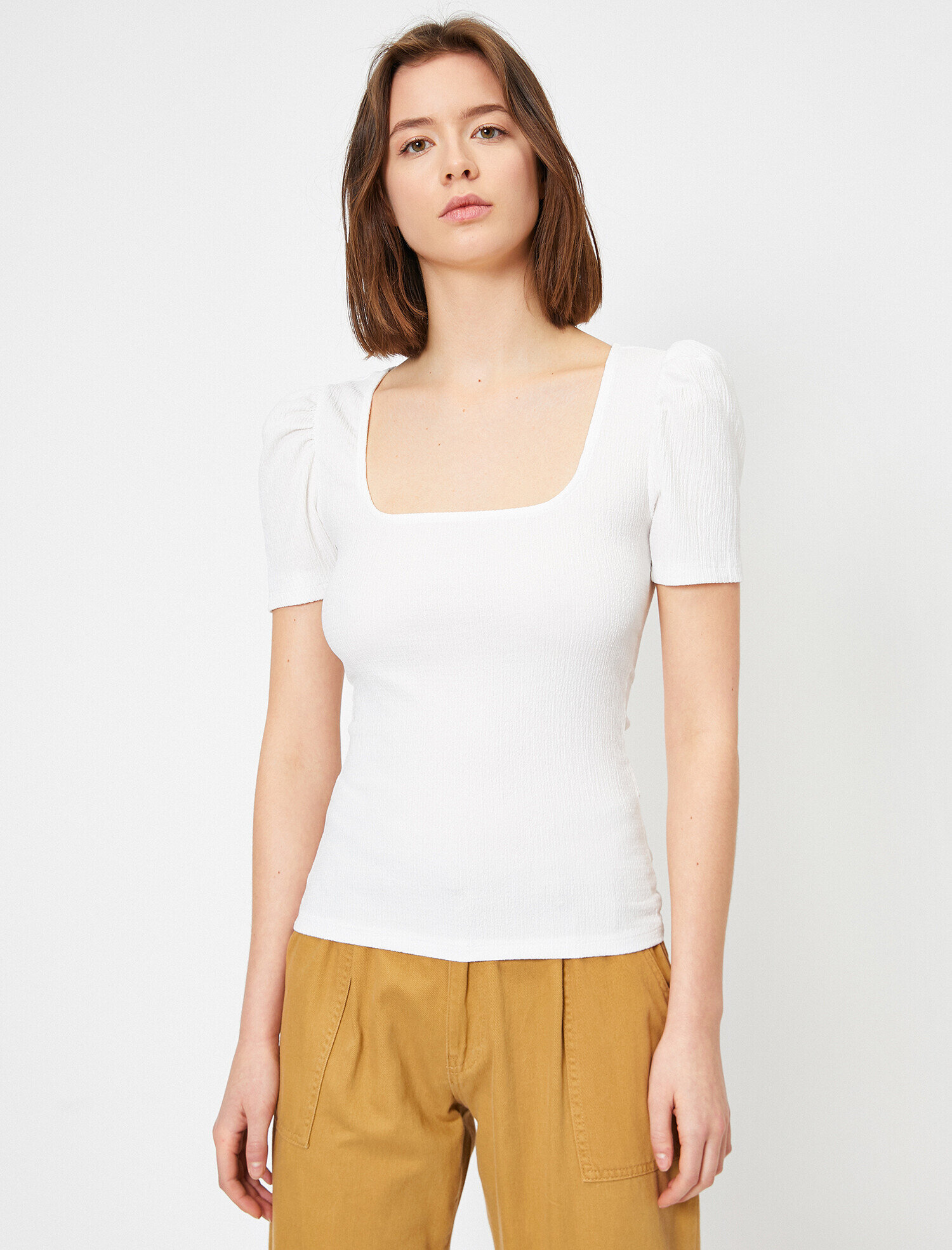   Kare Yaka Dar Kesim Tişört