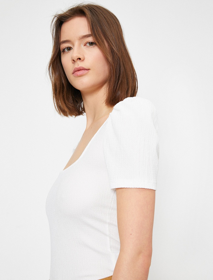  Kare Yaka Dar Kesim Tişört