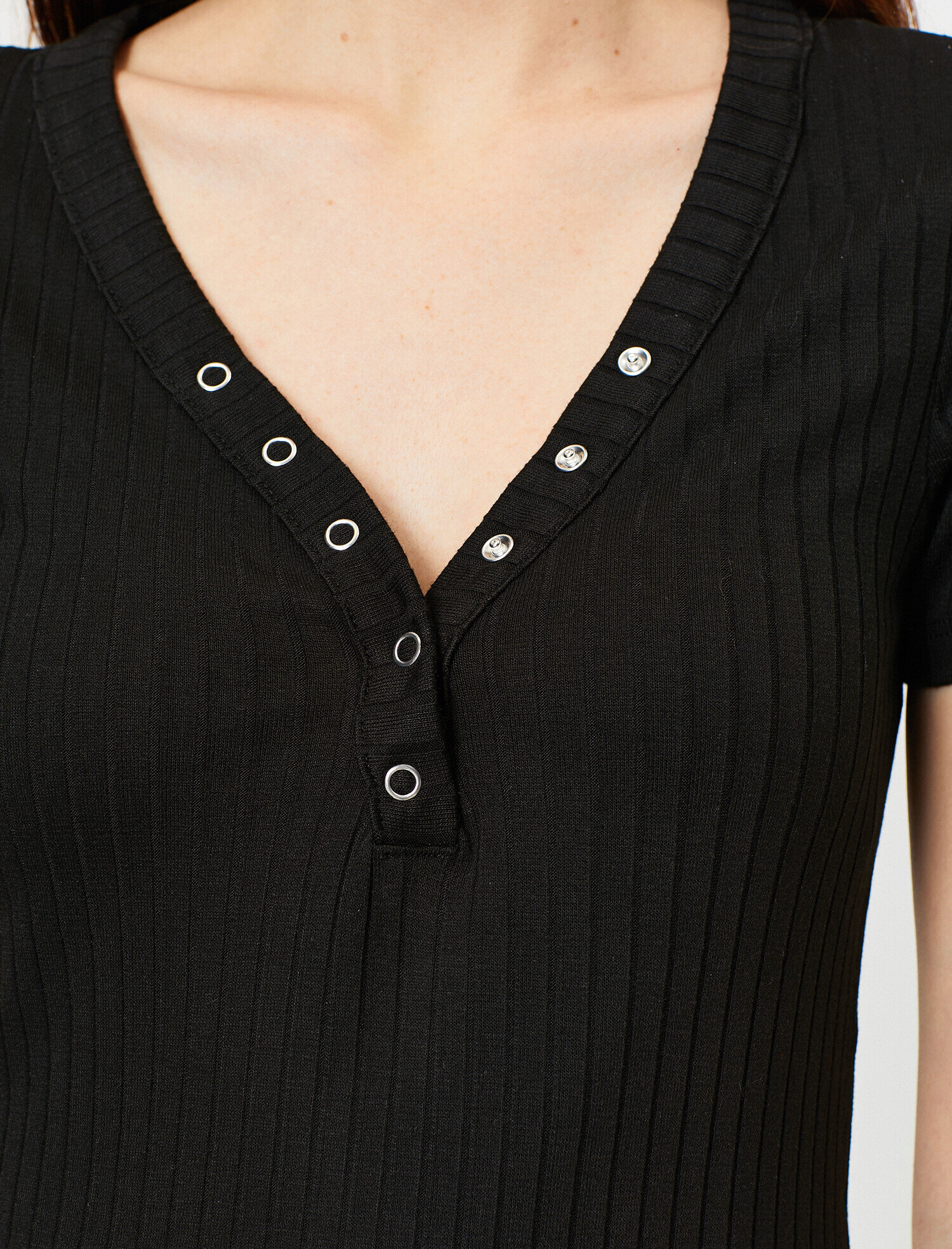   Çıtçıt Detaylı V Yaka Tişört