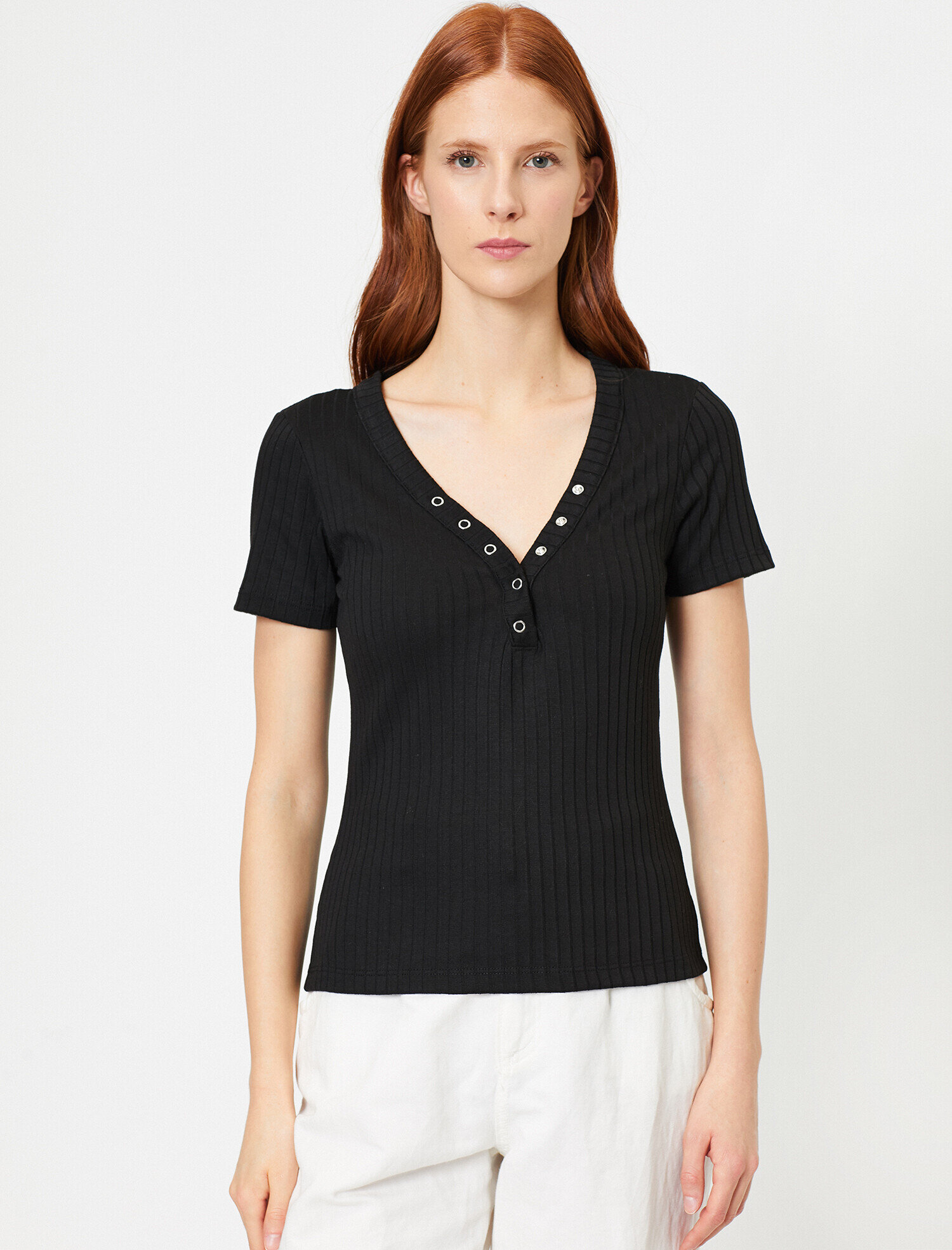   Çıtçıt Detaylı V Yaka Tişört