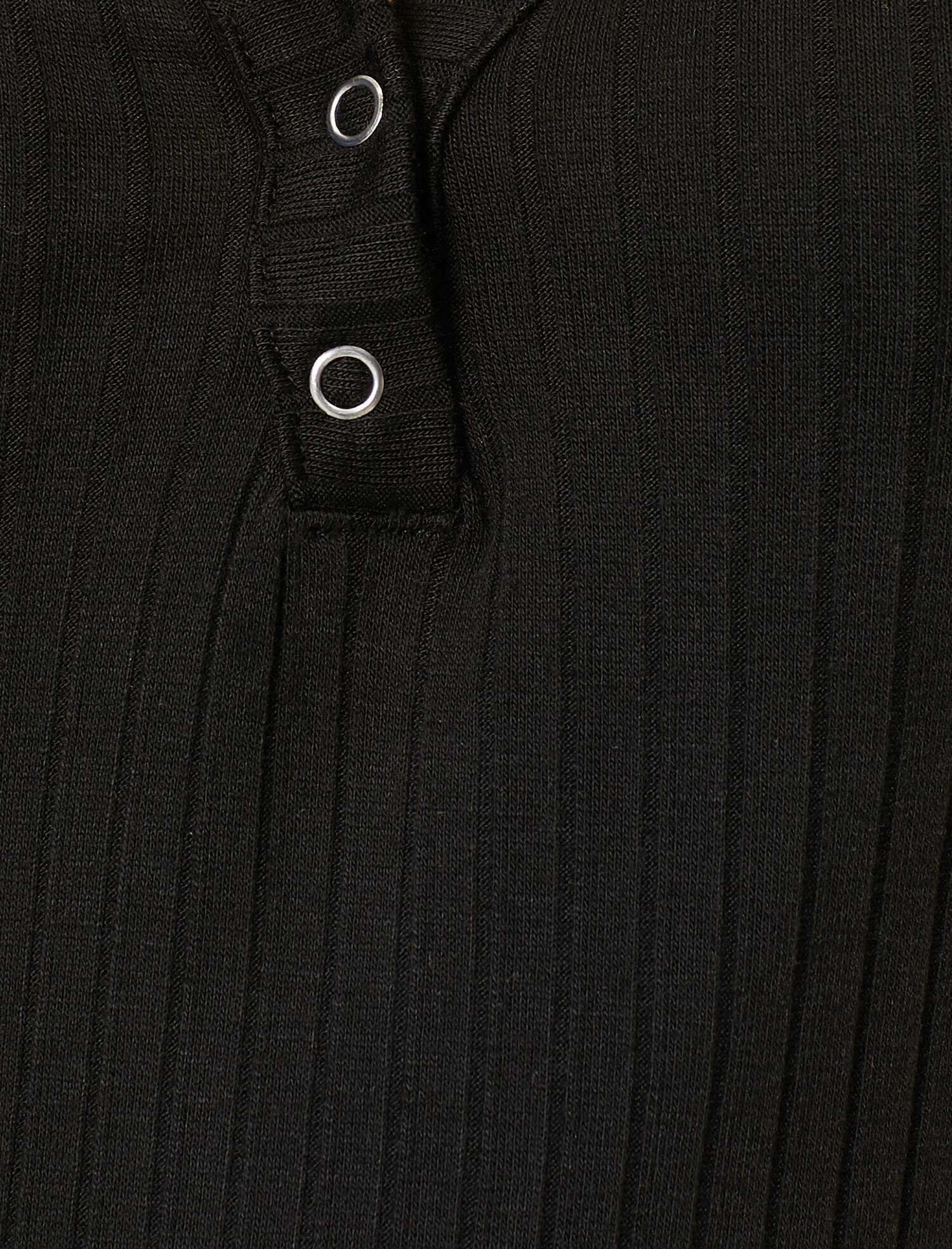   Çıtçıt Detaylı V Yaka Tişört