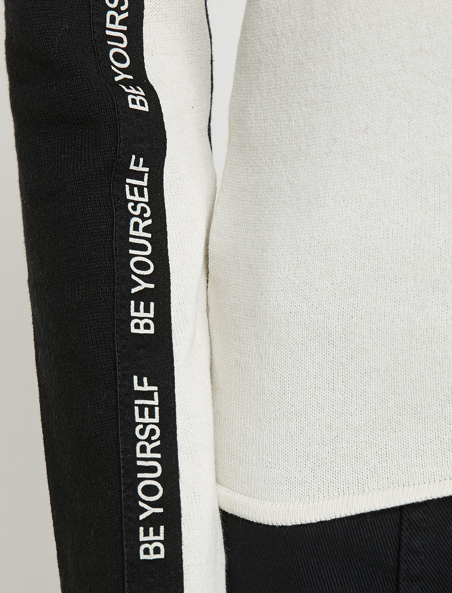   Yazılı Baskılı Triko Kazak