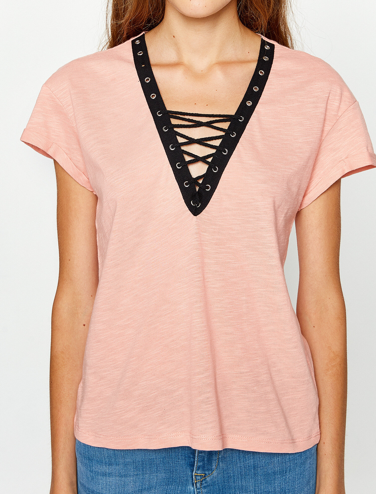   Yaka Detaylı Tişört