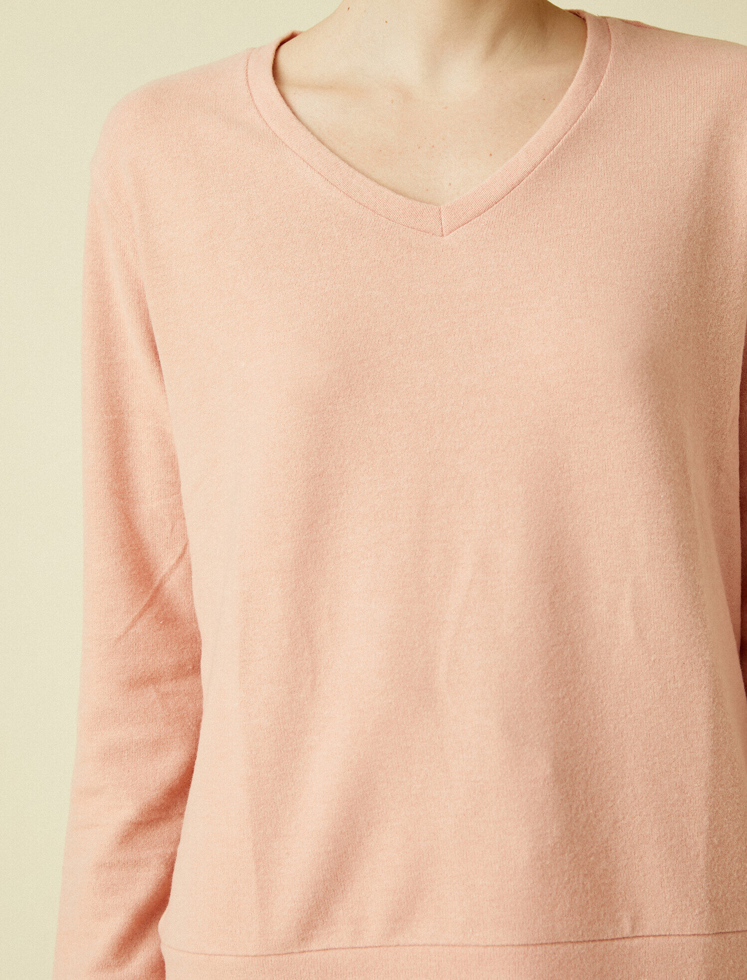   V Yaka Yumuşak Pijama Üstü