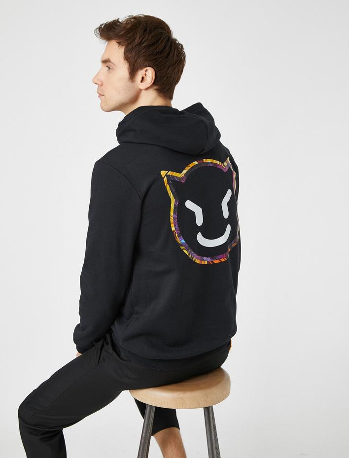  Sırtı ve Göğsü Baskılı Kapüşonlu Sweatshirt