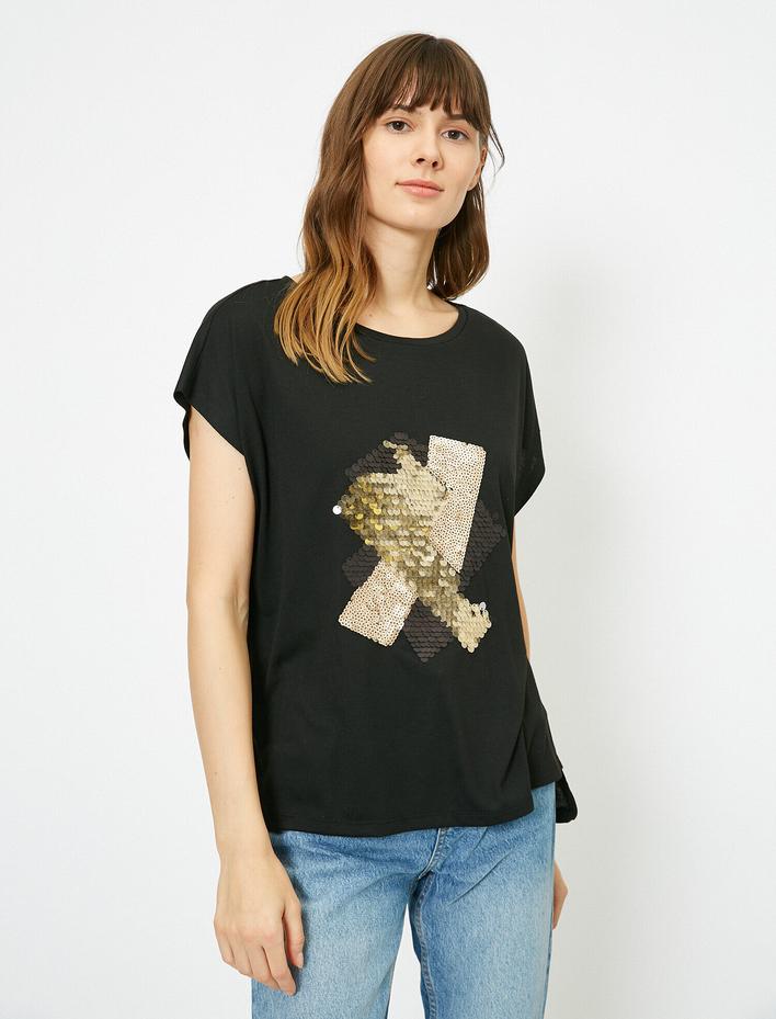  Pul Detaylı Kısa Kollu Tişört