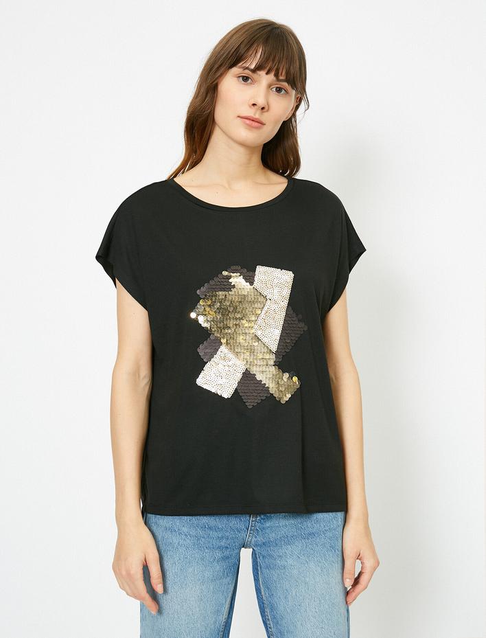  Pul Detaylı Kısa Kollu Tişört