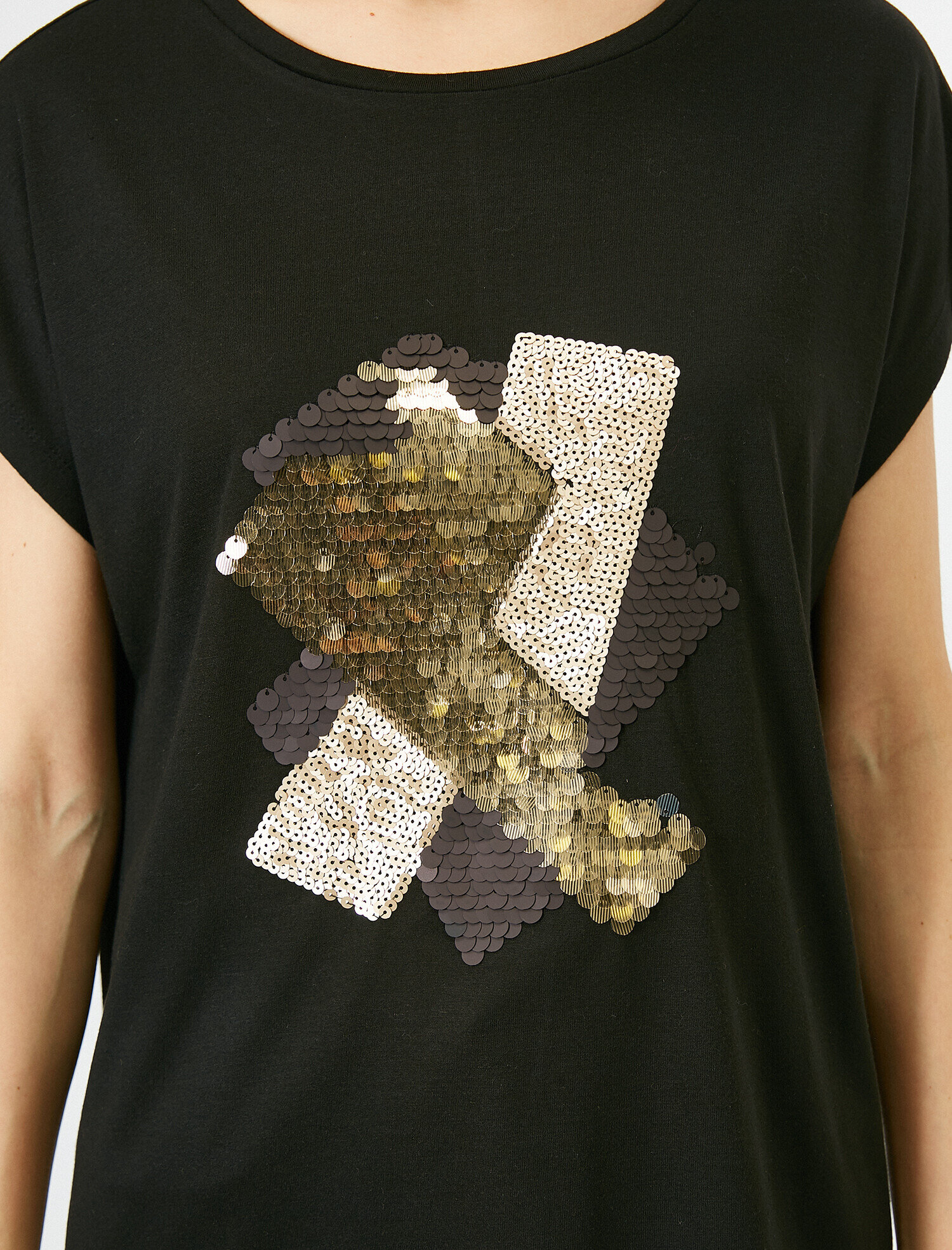   Pul Detaylı Kısa Kollu Tişört