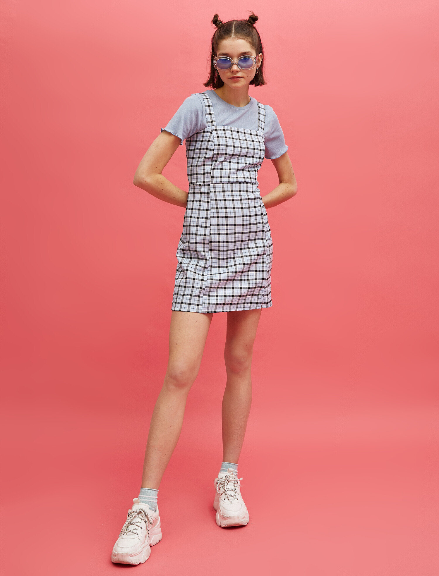   Yırtmaç Detaylı Kareli Kısa Elbise