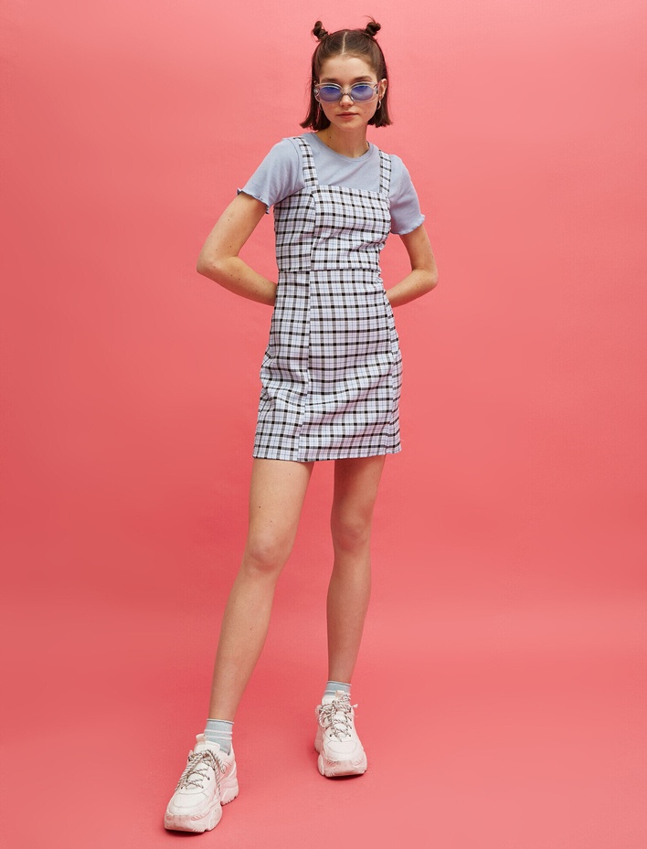  Yırtmaç Detaylı Kareli Kısa Elbise