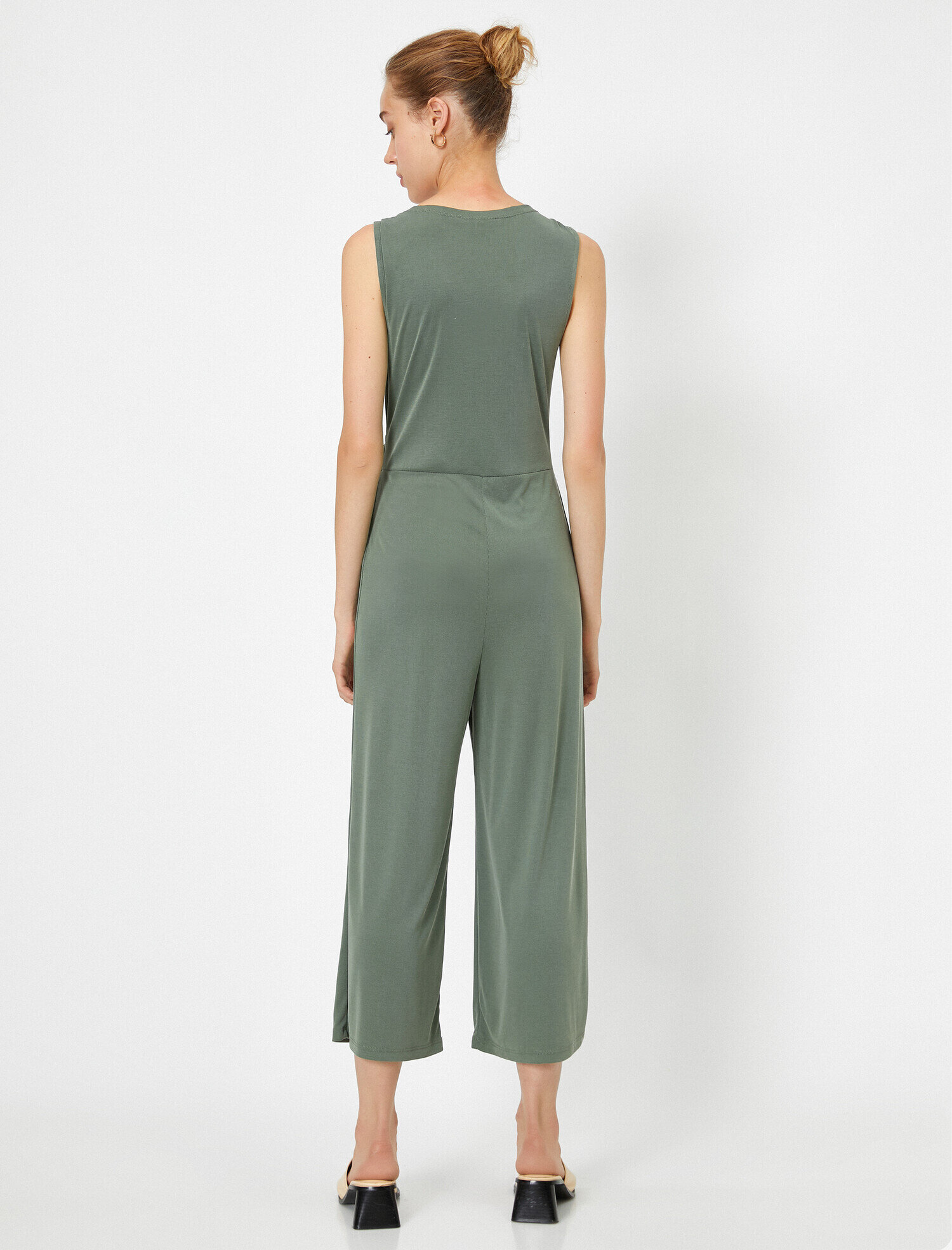   Kemer Detaylı Kolsuz Geniş Paça Tulum