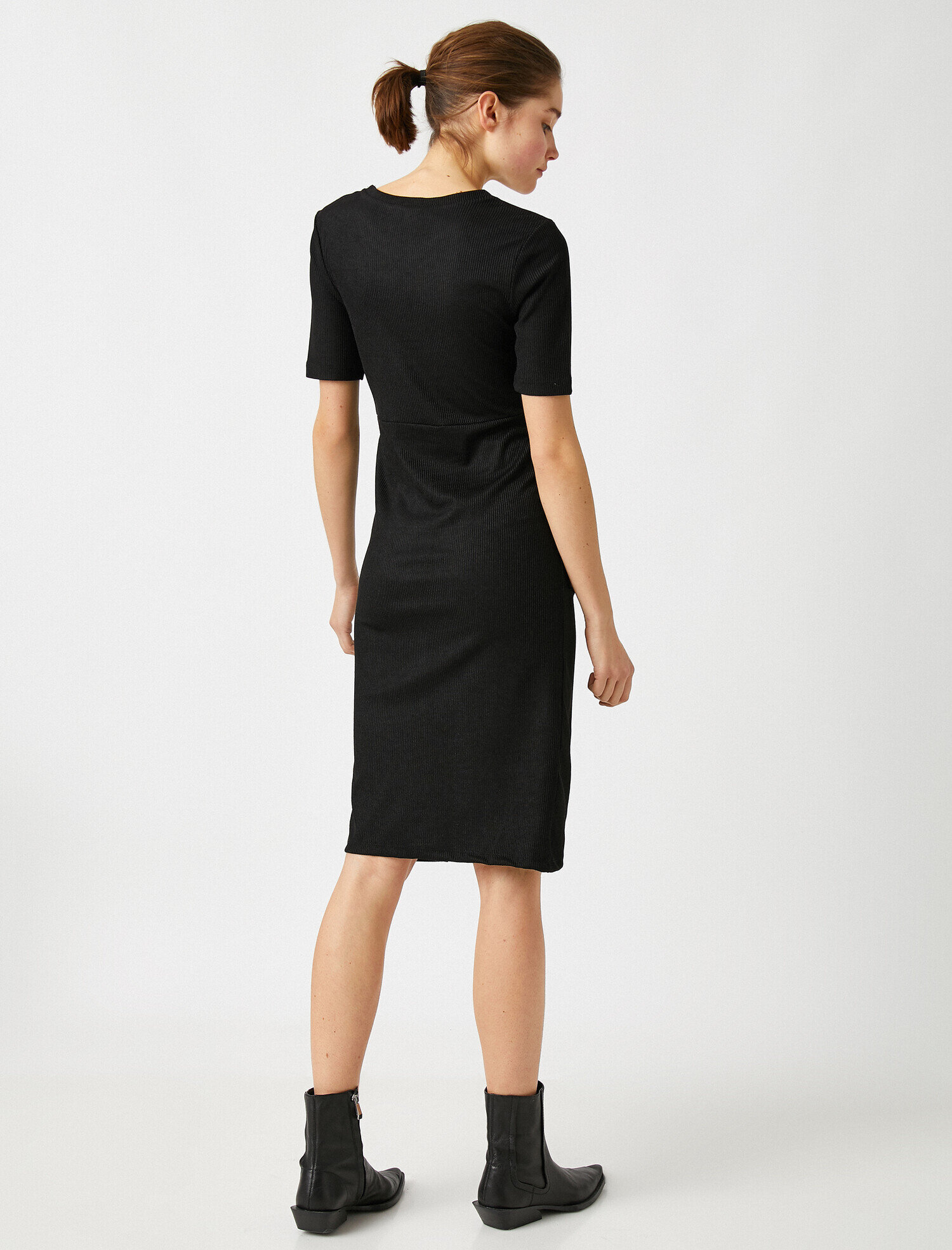 Kısa Kollu Büzgü Detaylı Yırtmaç Detaylı Elbise