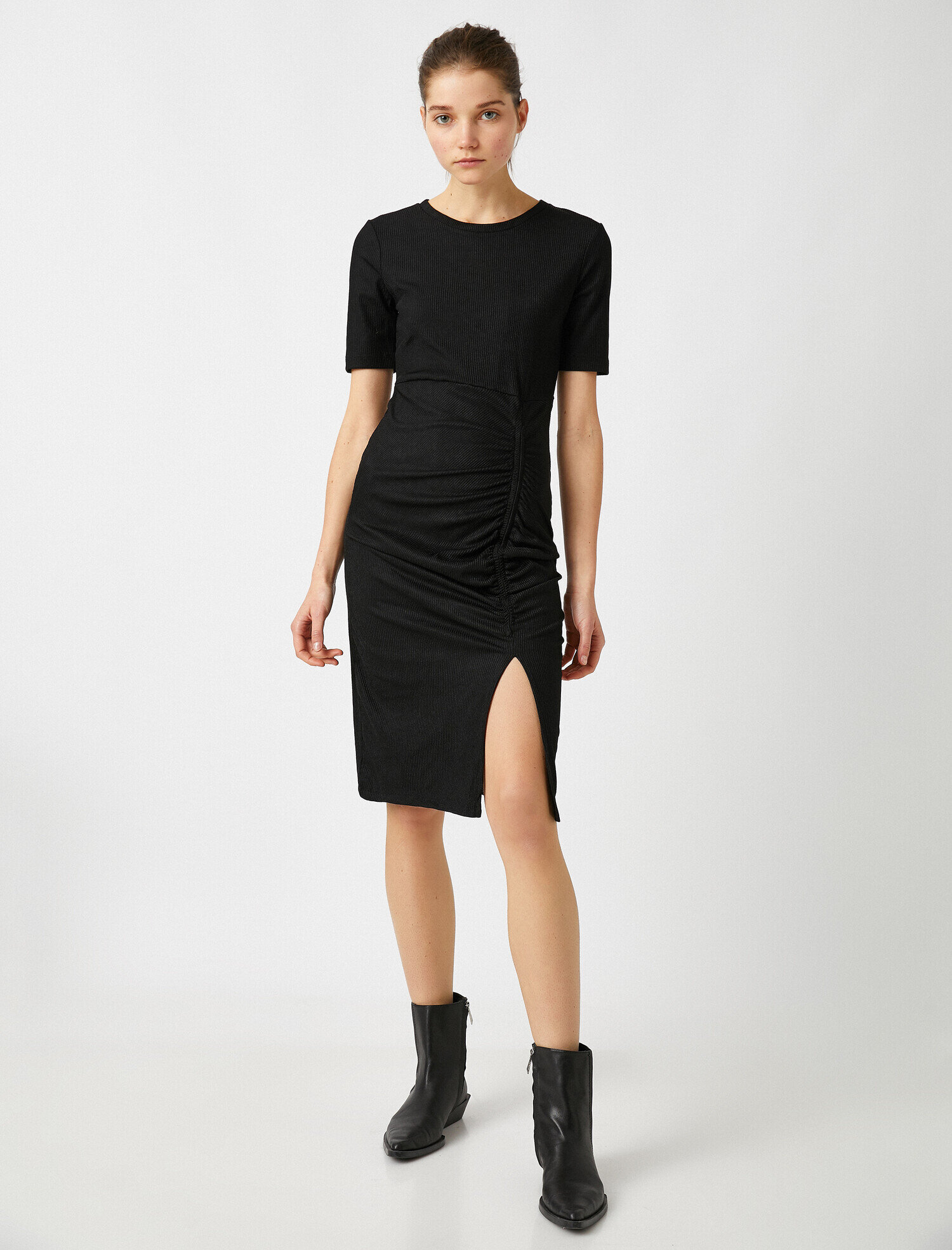 Kısa Kollu Büzgü Detaylı Yırtmaç Detaylı Elbise