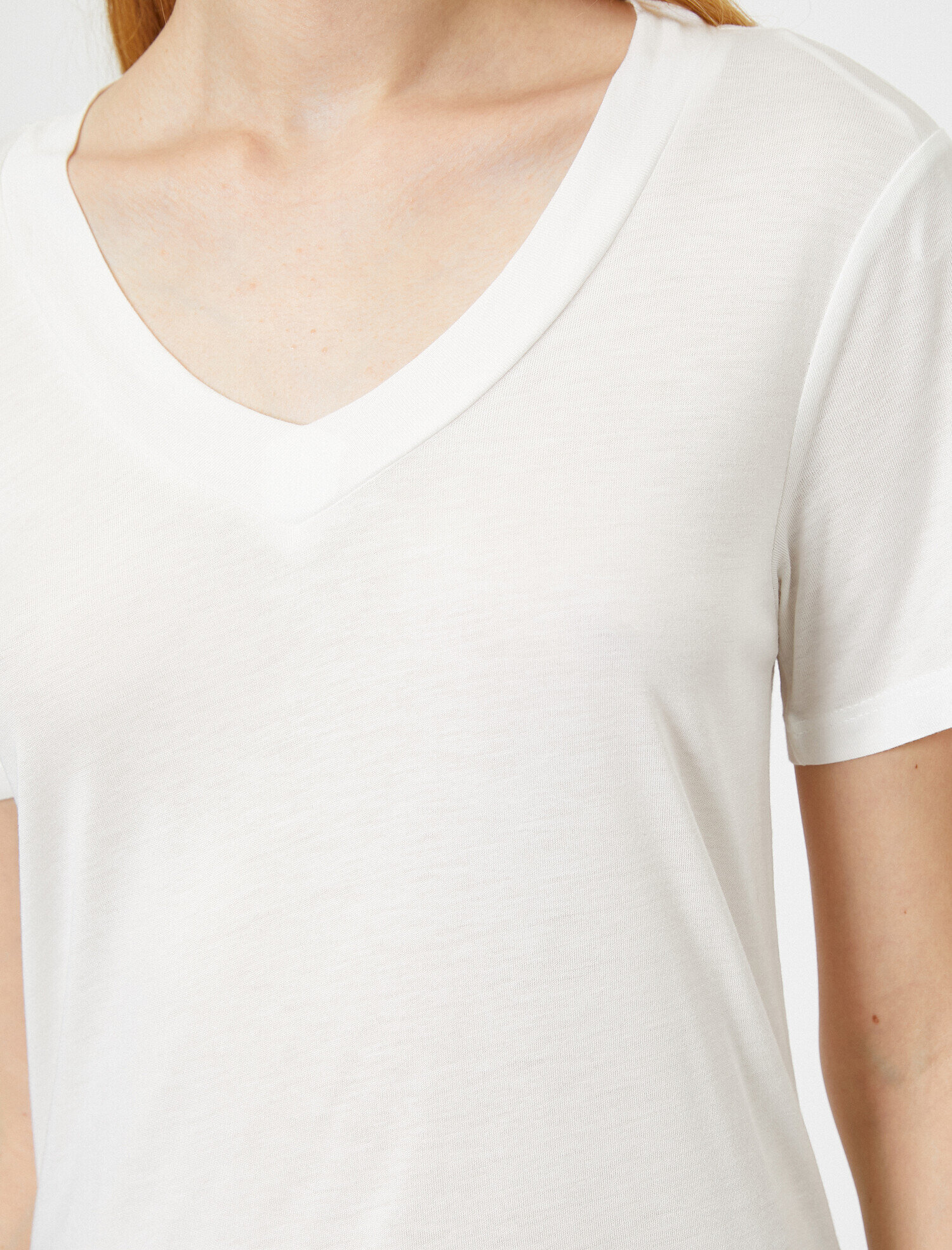   V Yaka Kısa Kollu Tişört