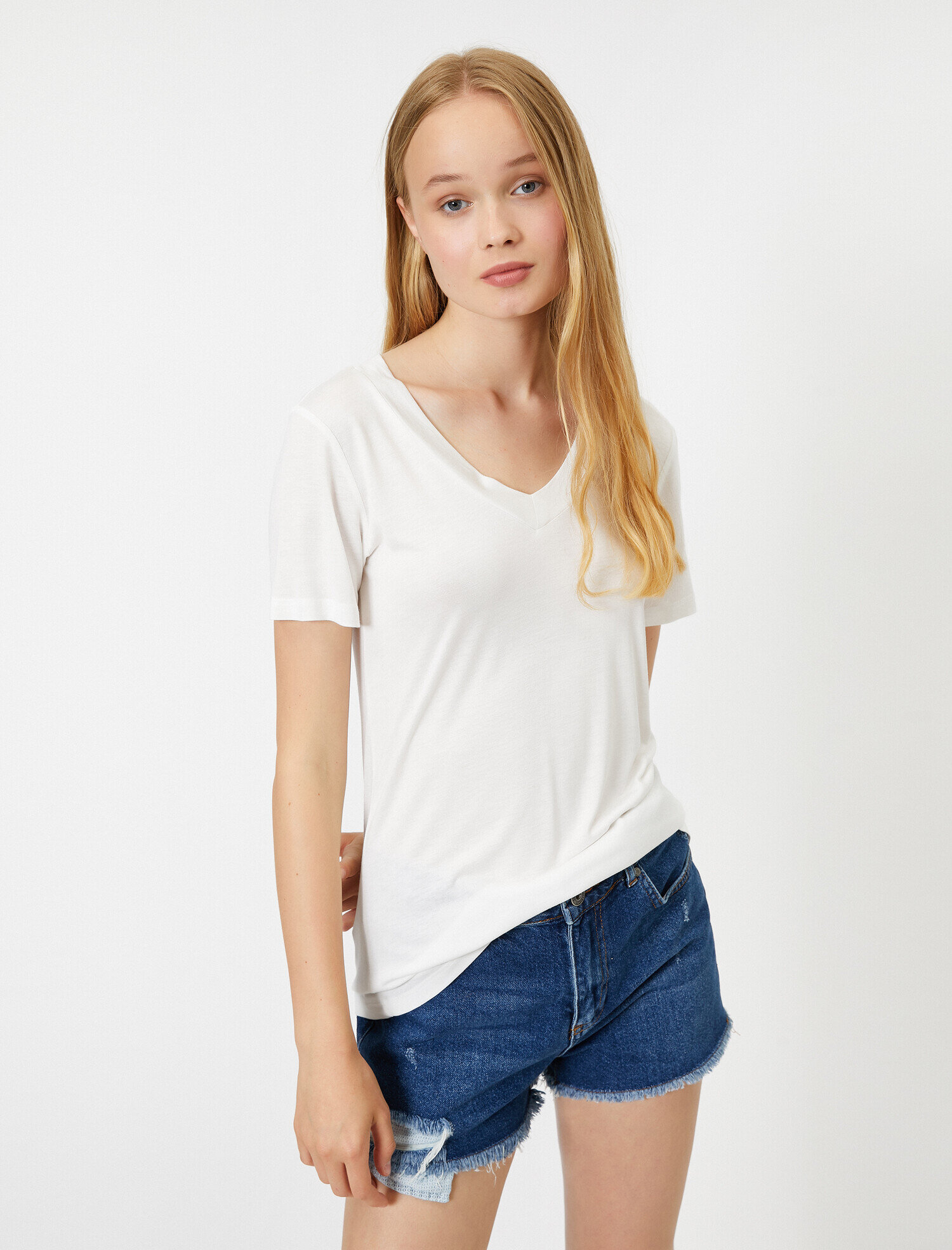   V Yaka Kısa Kollu Tişört