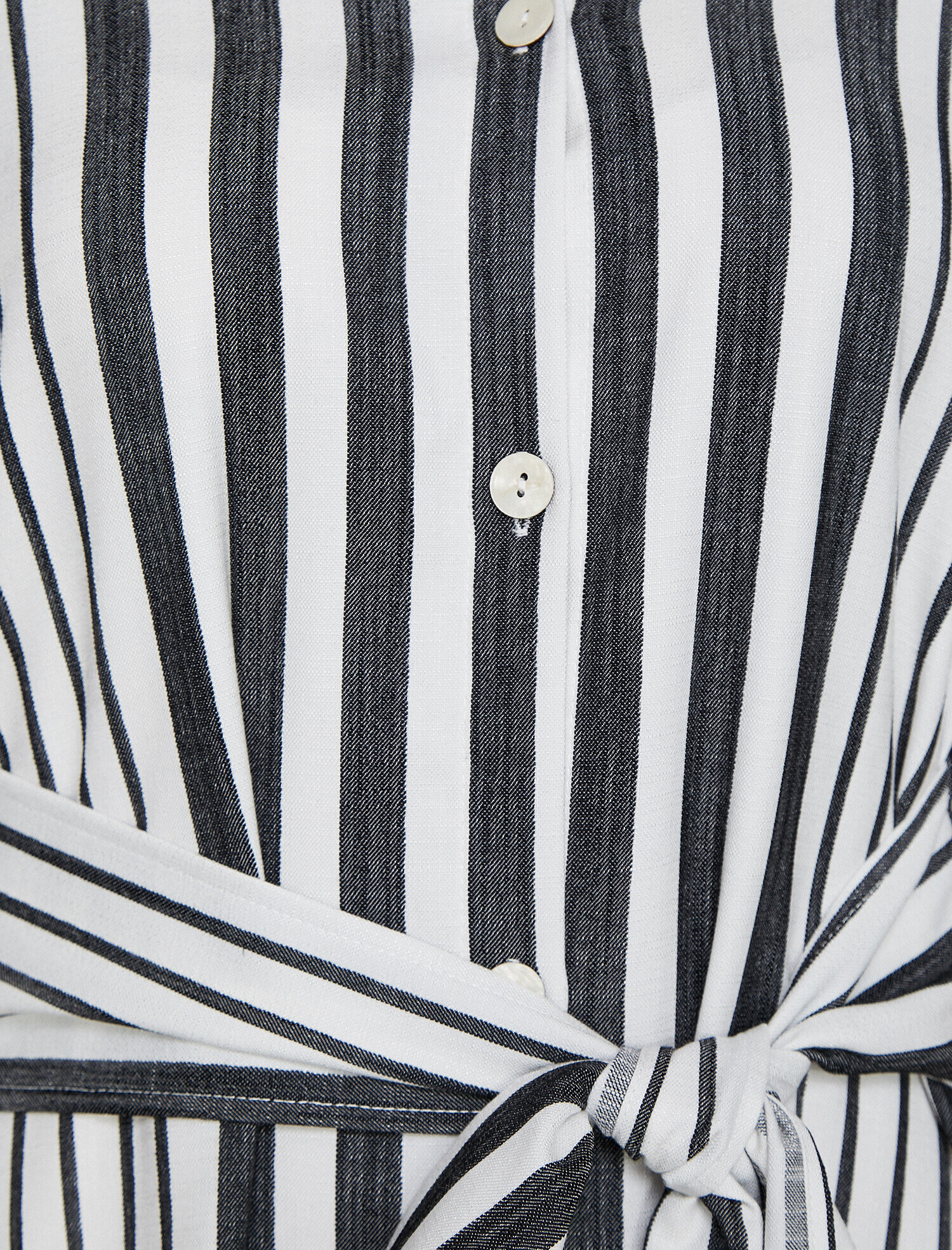   Düğme Detaylı Tişört