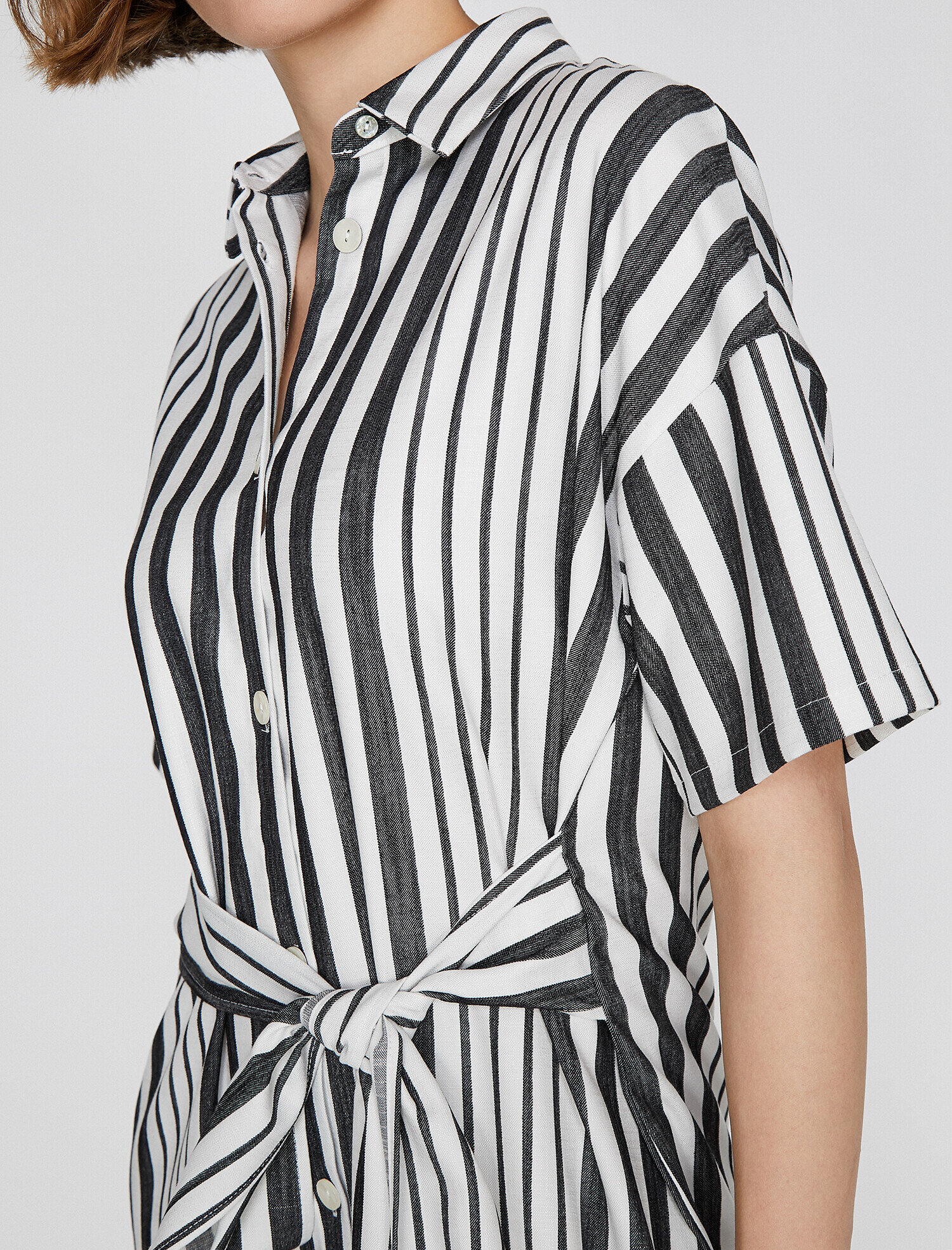   Düğme Detaylı Tişört