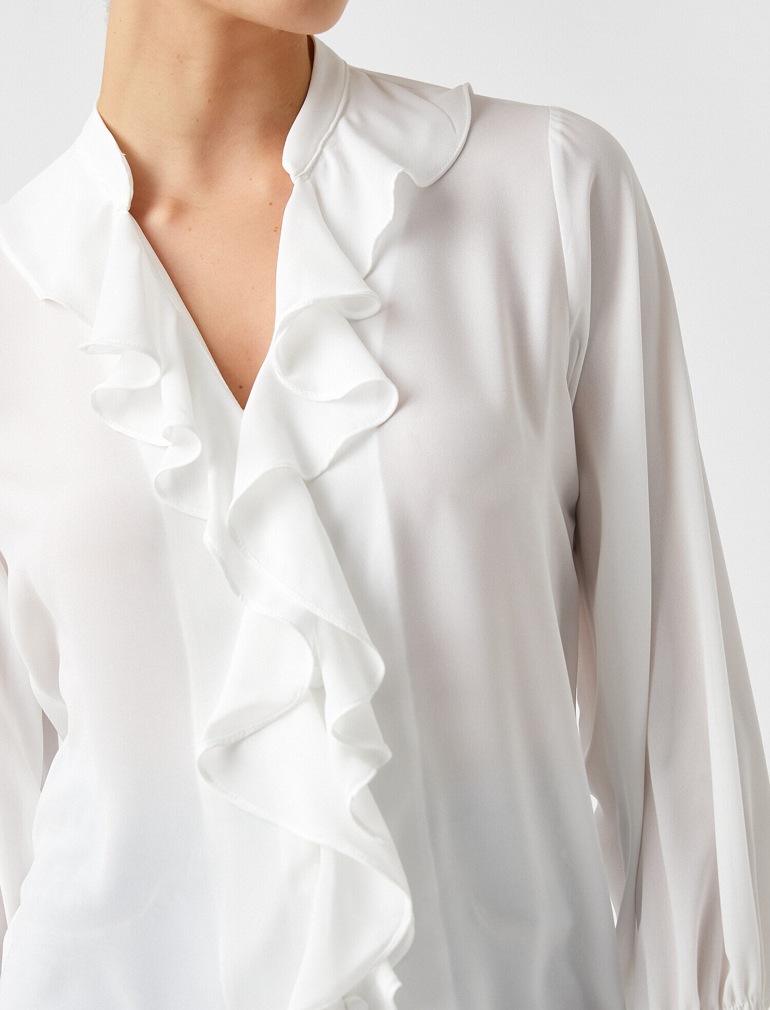   V Yaka Fırfırlı Uzun Kollu Bluz