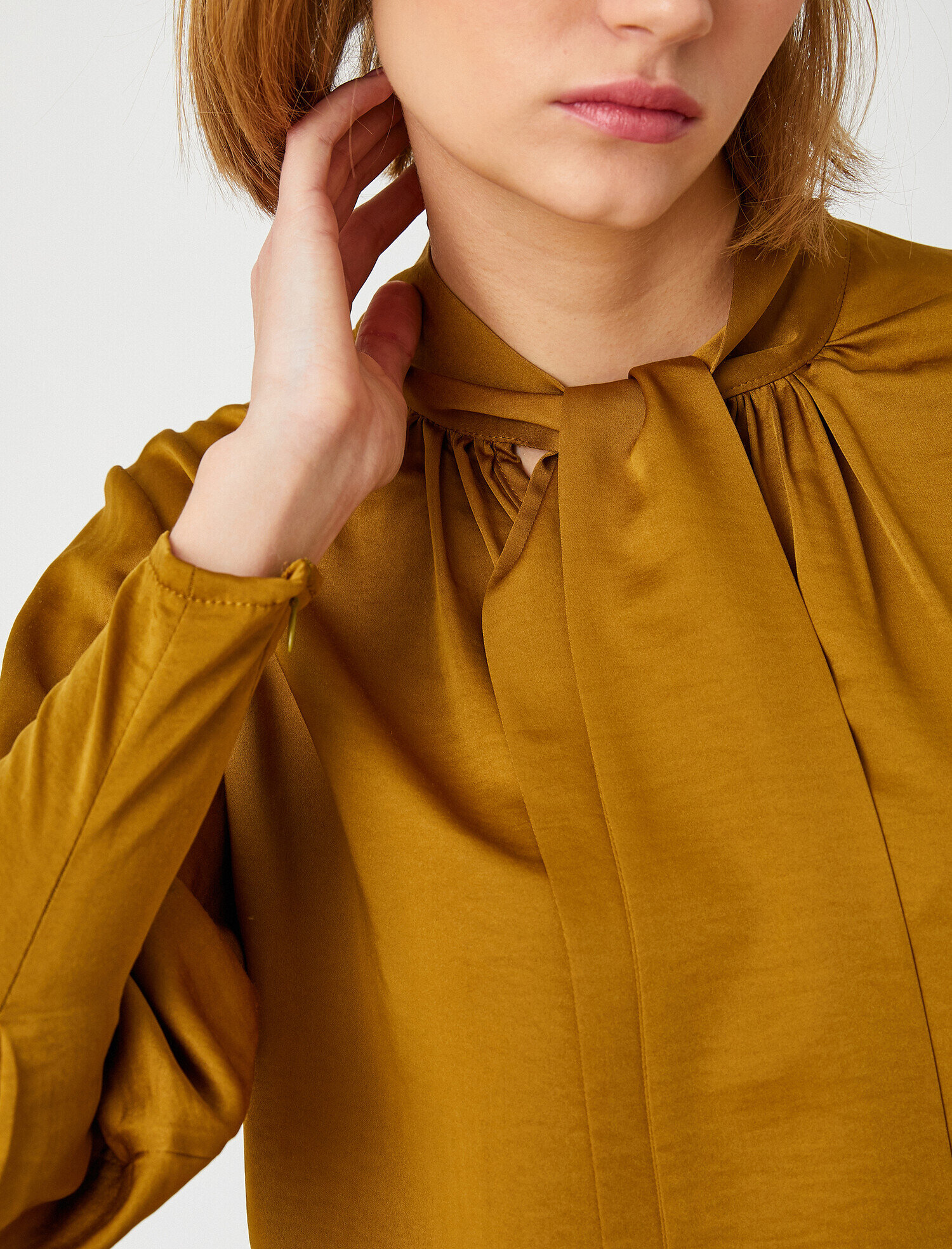   Fular Detaylı Saten Bluz Uzun Kollu