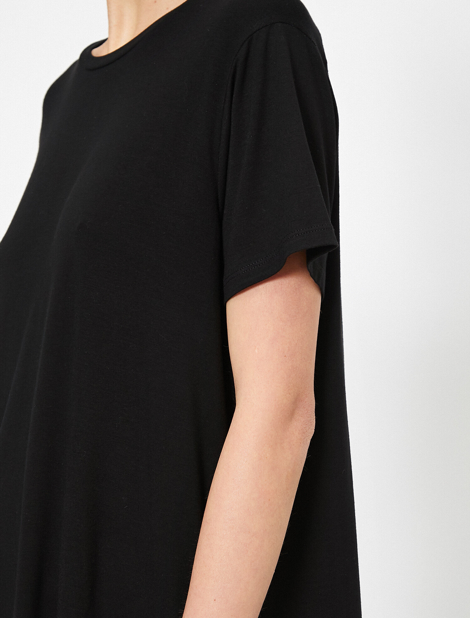   Yırtmaç Detaylı Bol Kesim Tişört