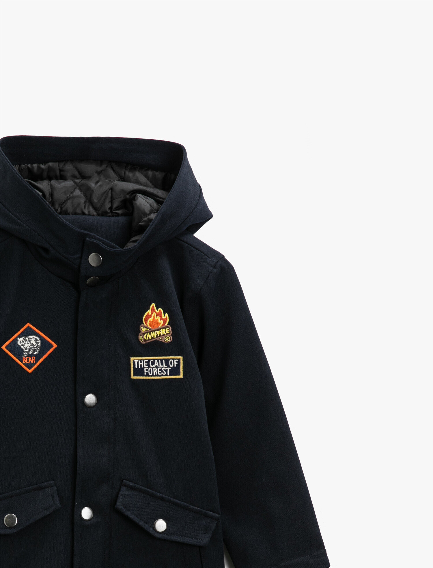  Erkek Çocuk Kapüşonlu Cepli İşlemeli Kaban