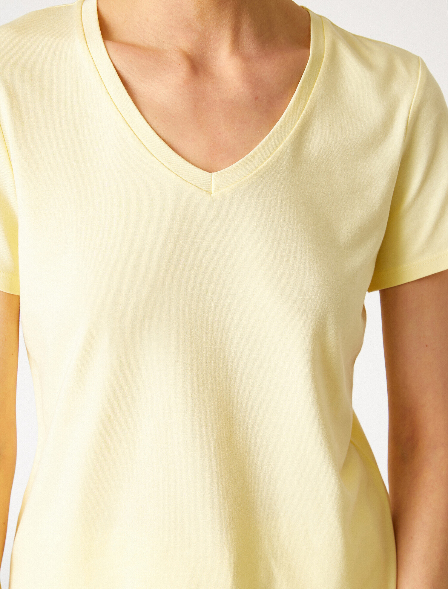   V Yaka Kısa Kollu Basic Tişört