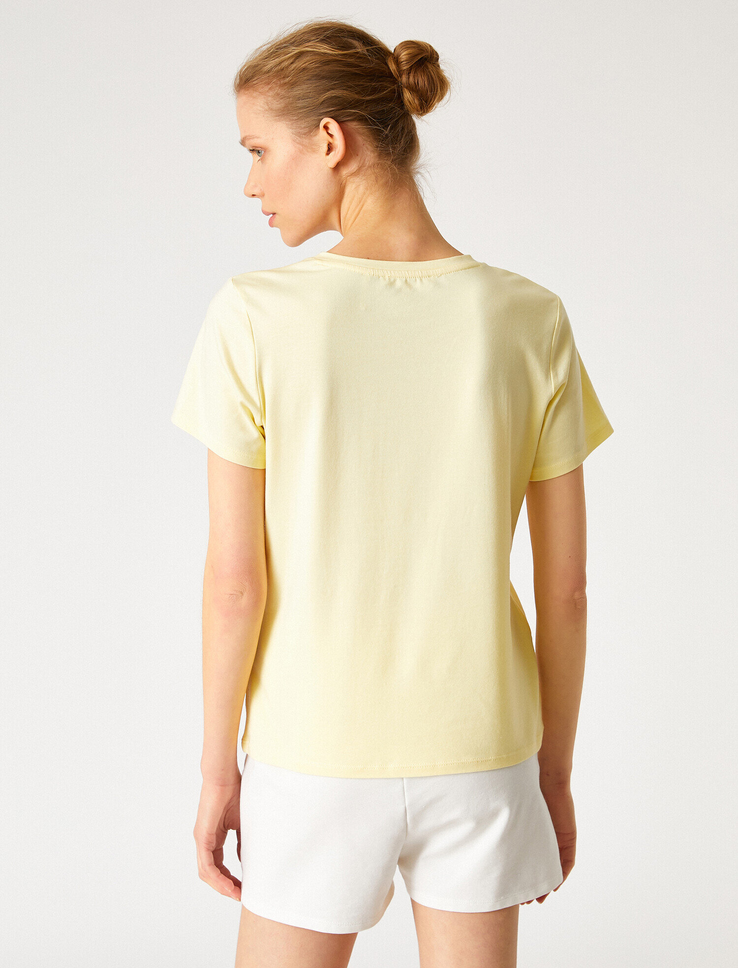   V Yaka Kısa Kollu Basic Tişört