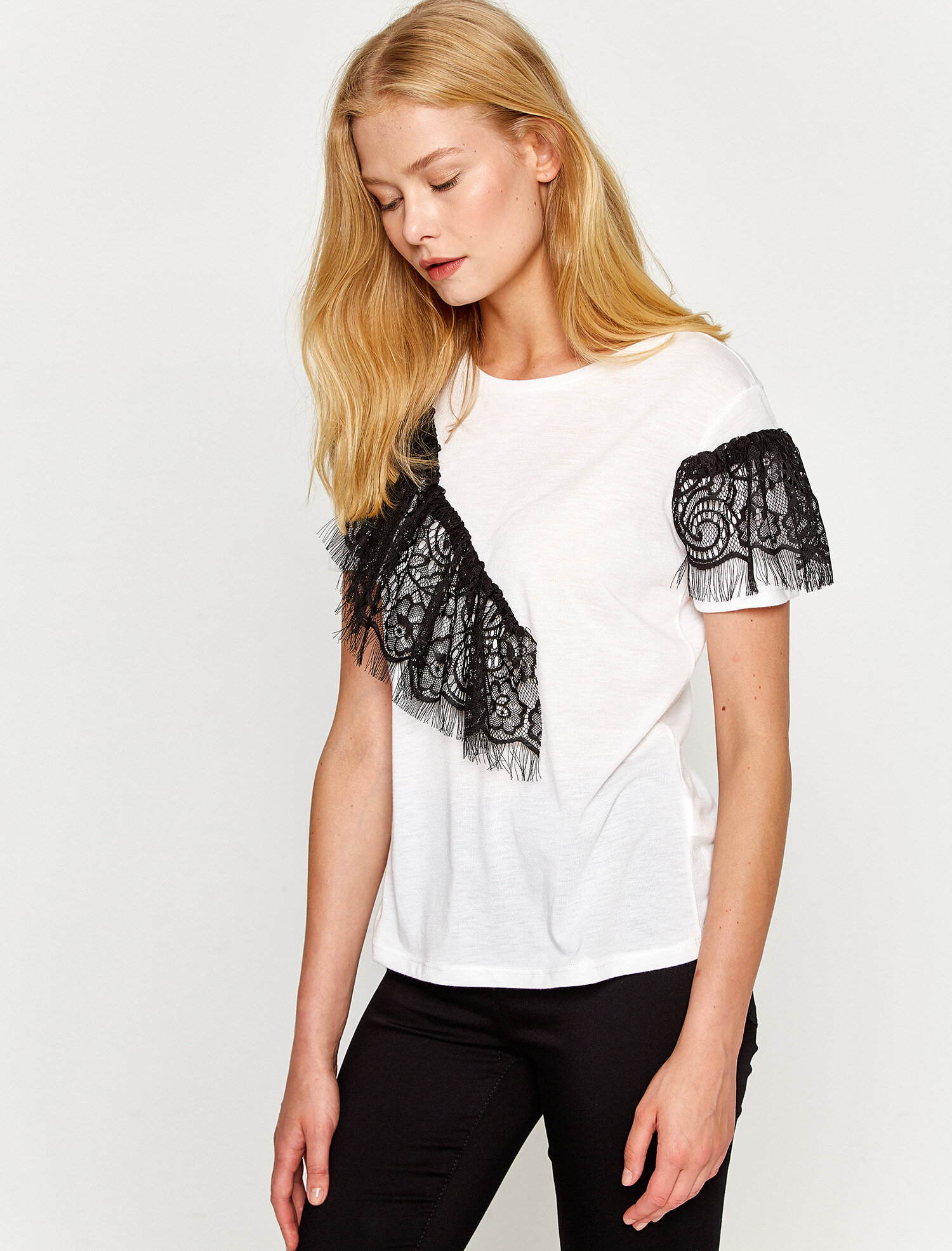   Dantel Detaylı Tişört