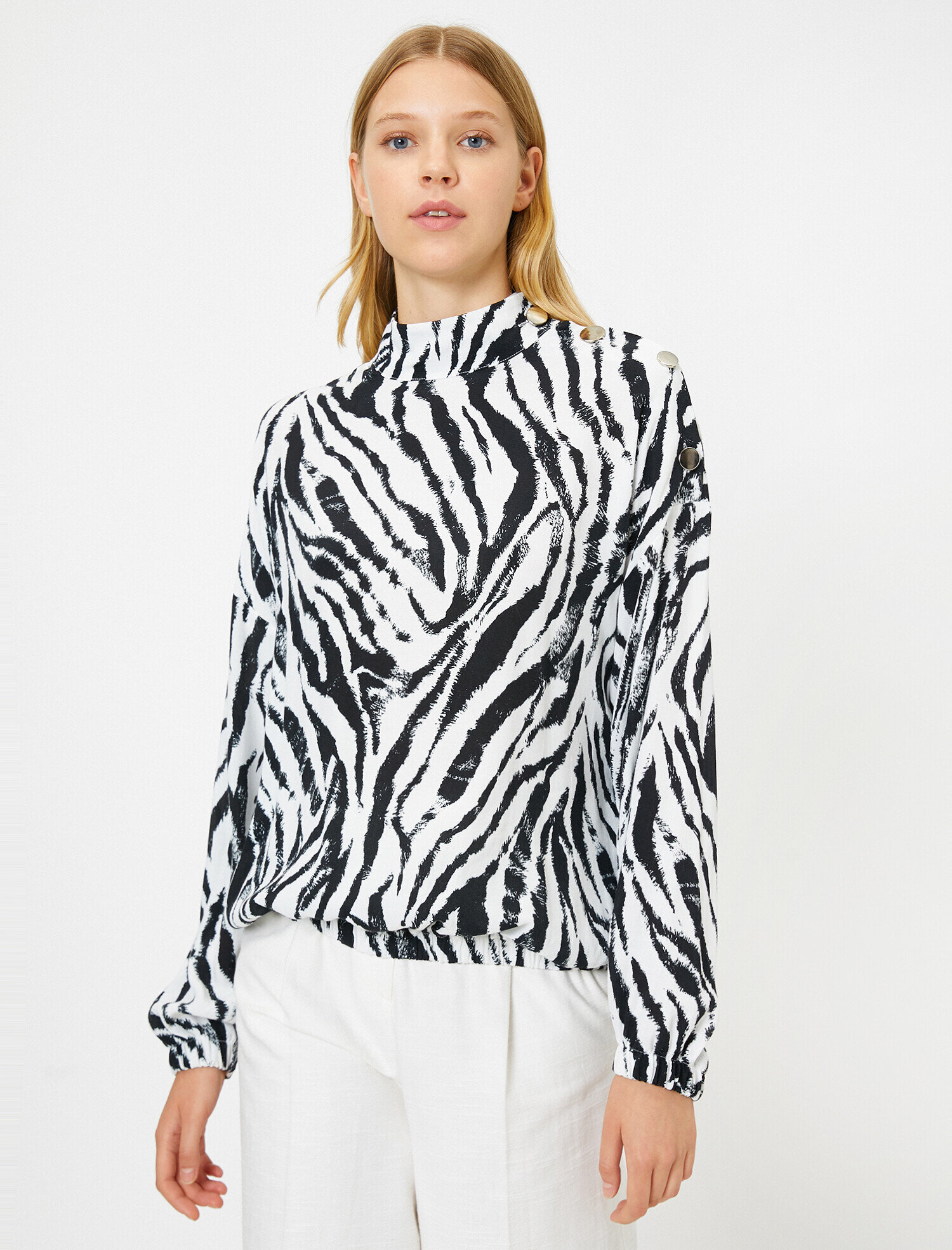   Düğme Detaylı Tişört