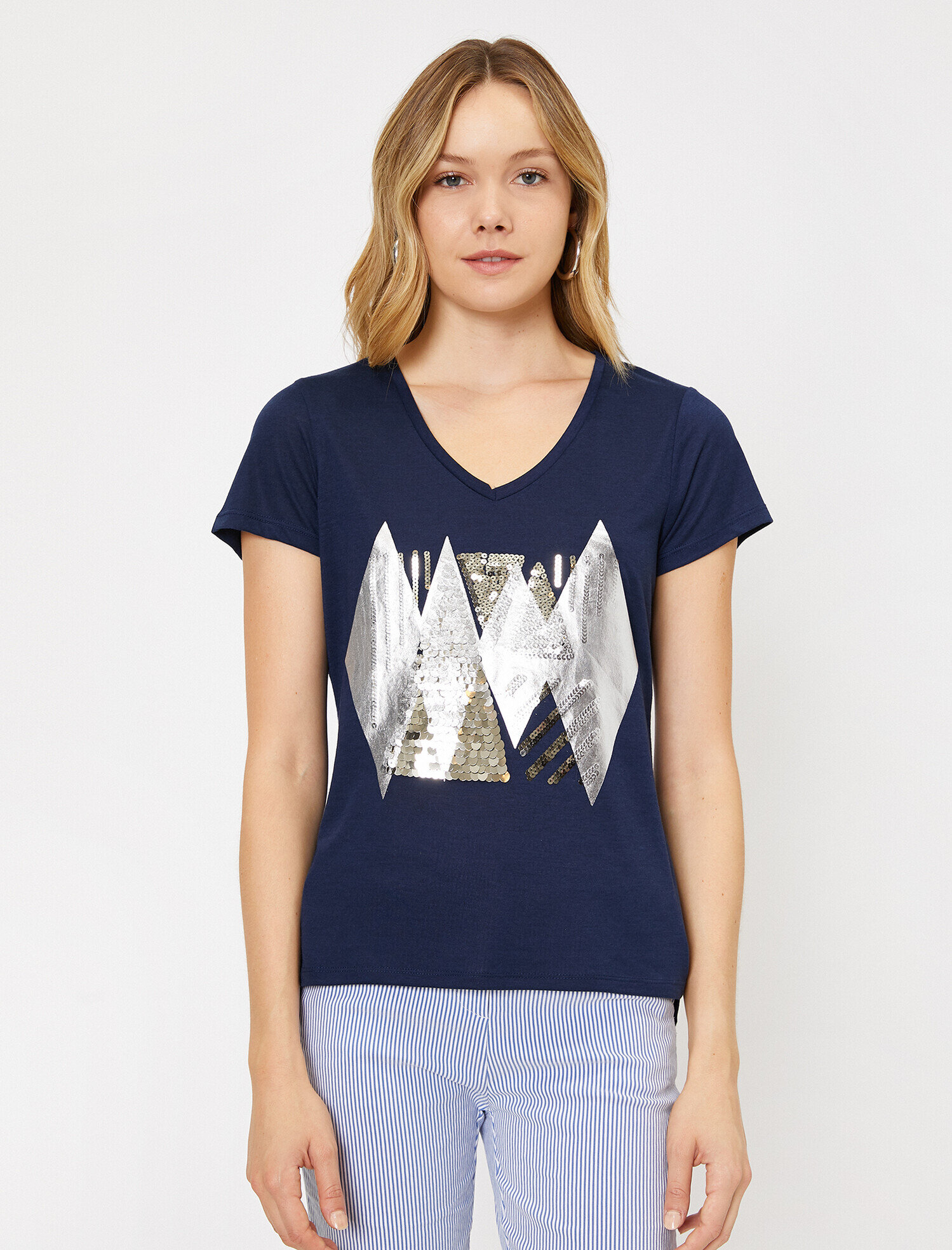 Pul Detaylı Tişört