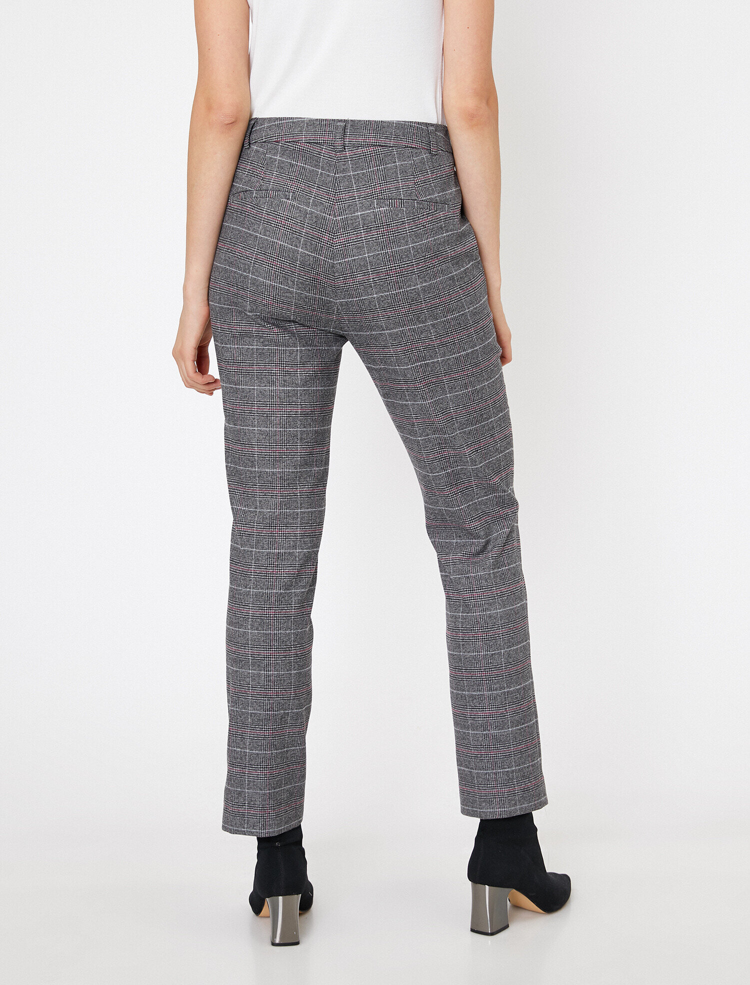   Düğme Detaylı Tişört